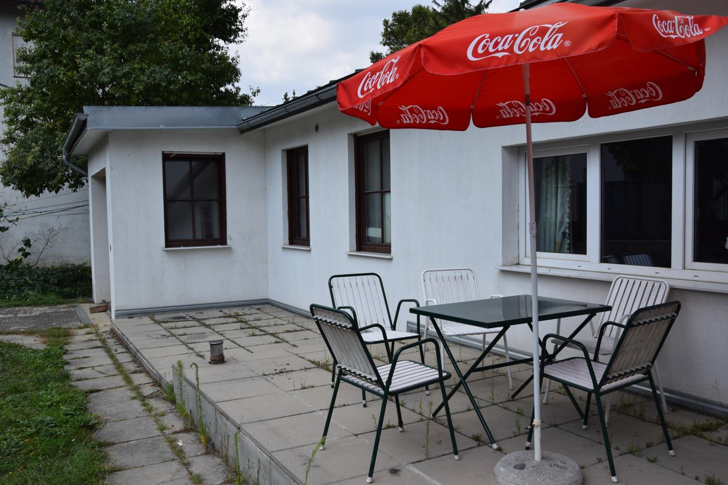 Central-Vintage Villa with free Parking and 5min walk to Metro