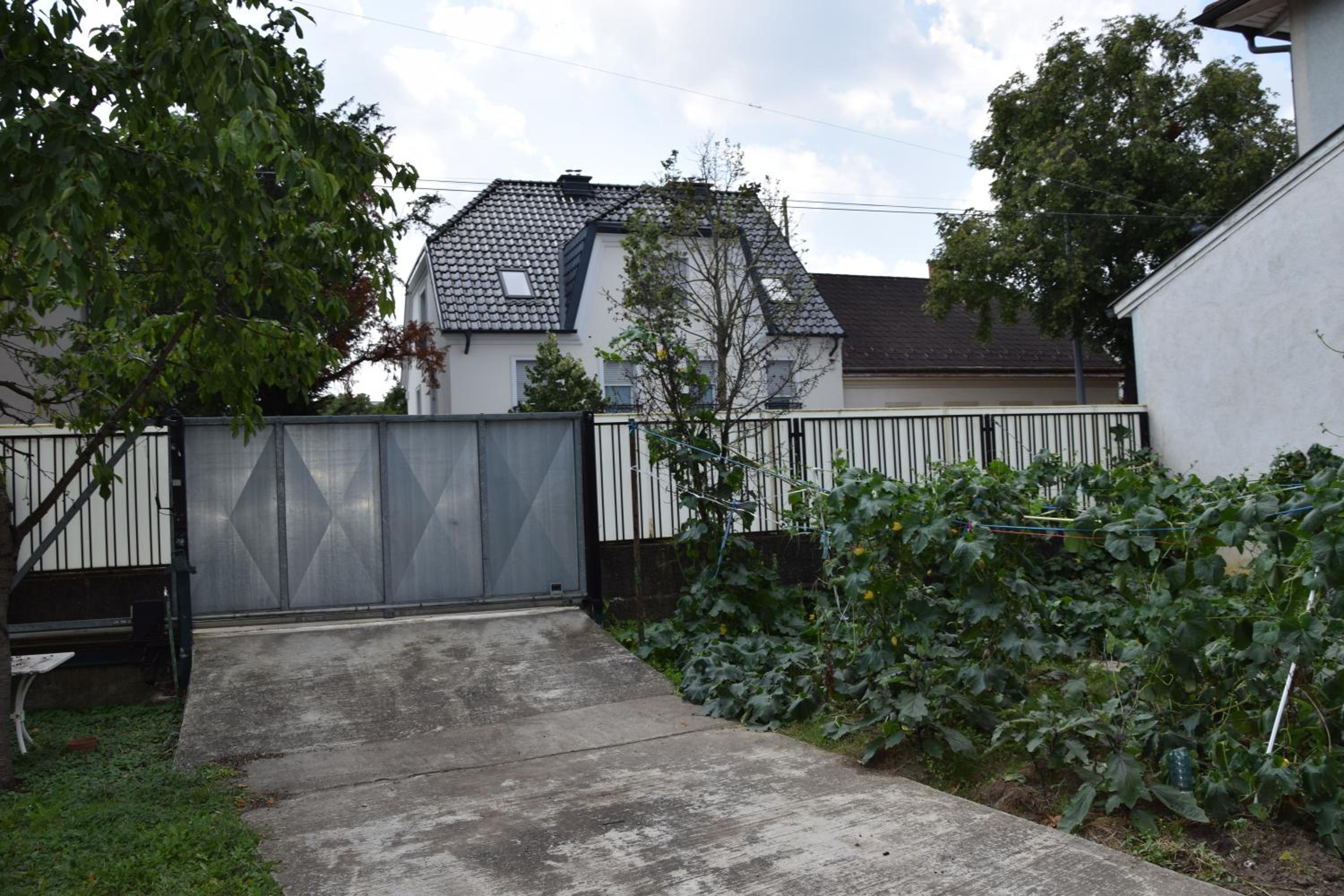 Central-Vintage Villa with free Parking and 5min walk to Metro