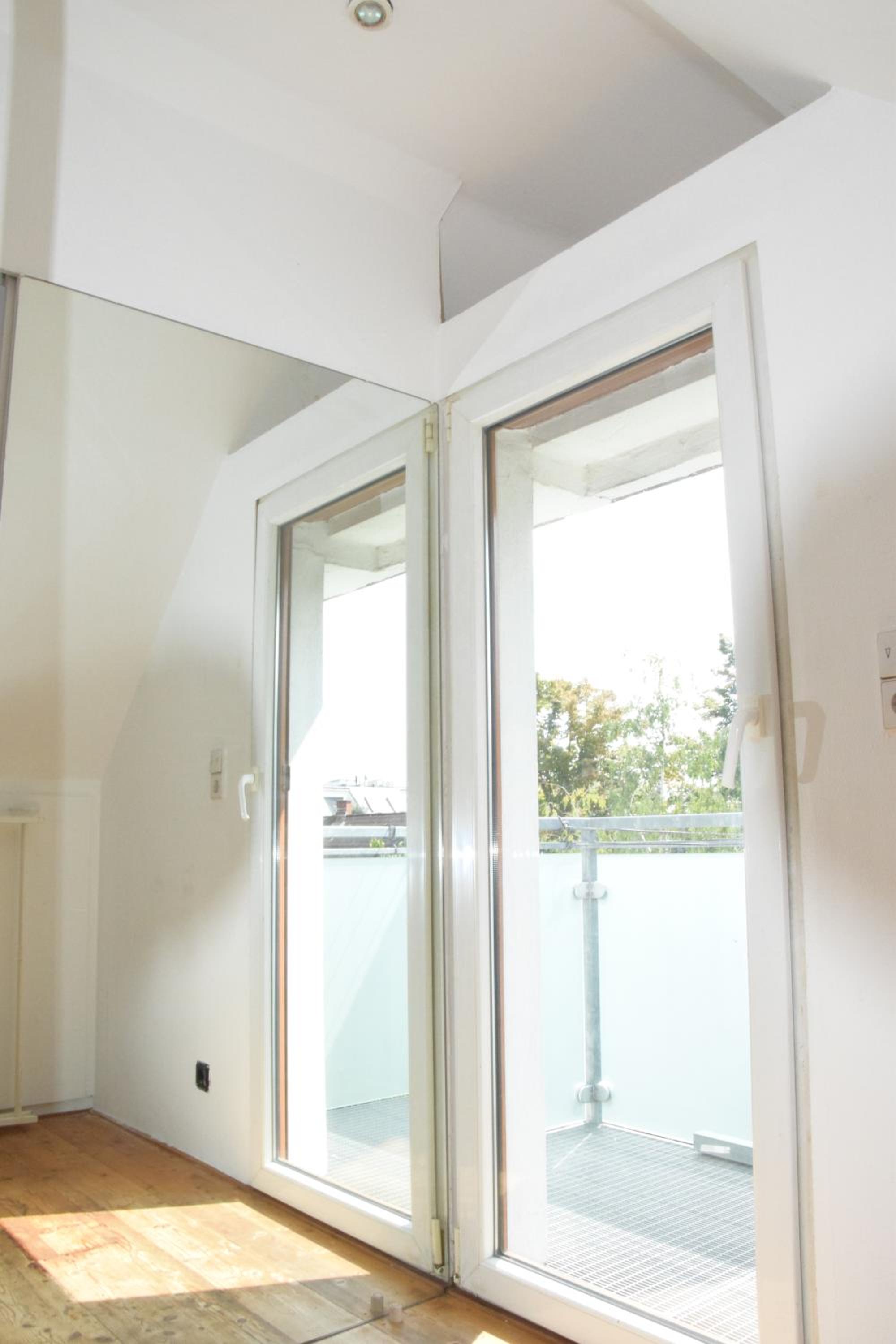 Central-Vintage Villa with free Parking and 5min walk to Metro
