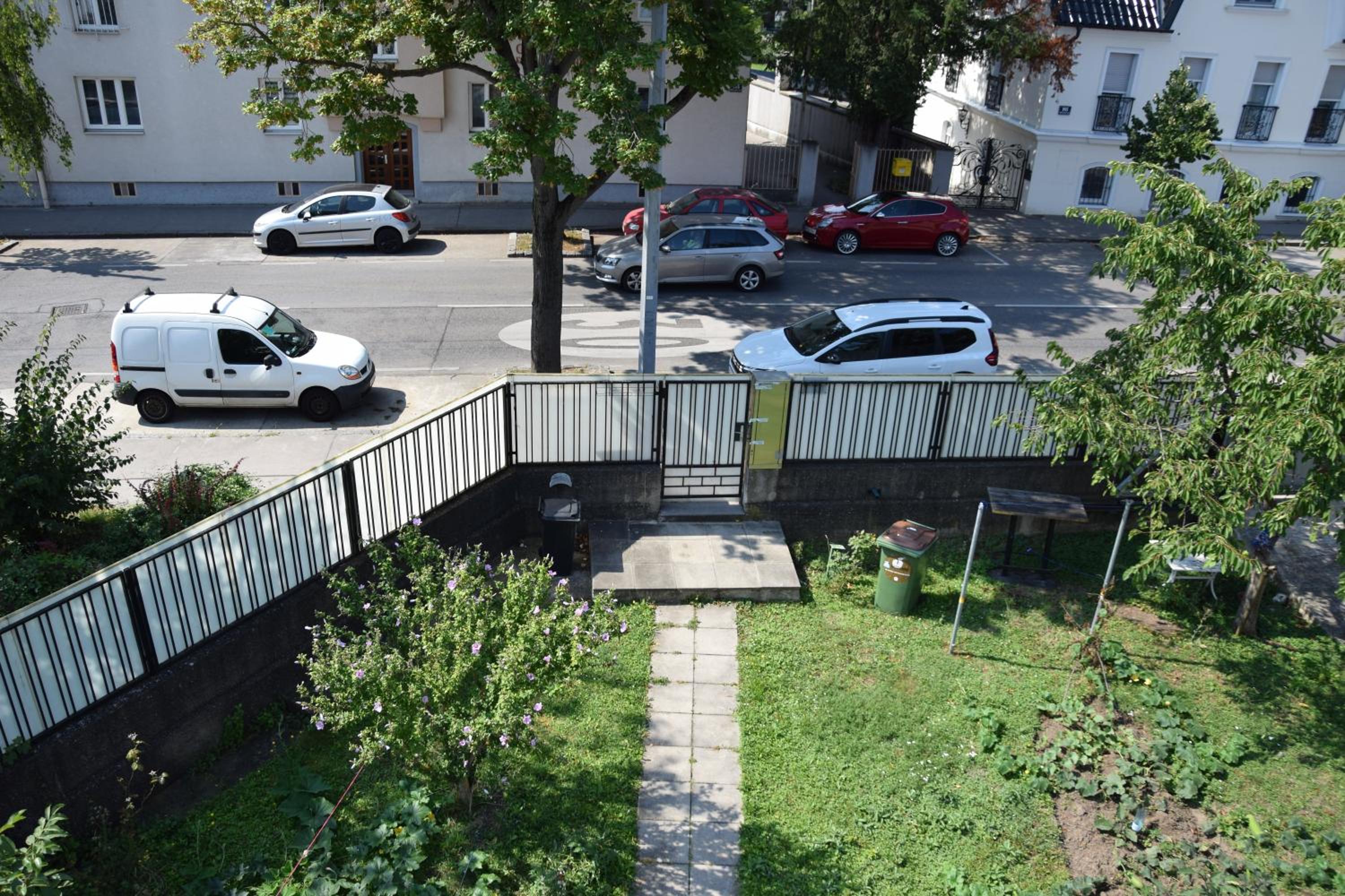 Central-Vintage Villa with free Parking and 5min walk to Metro