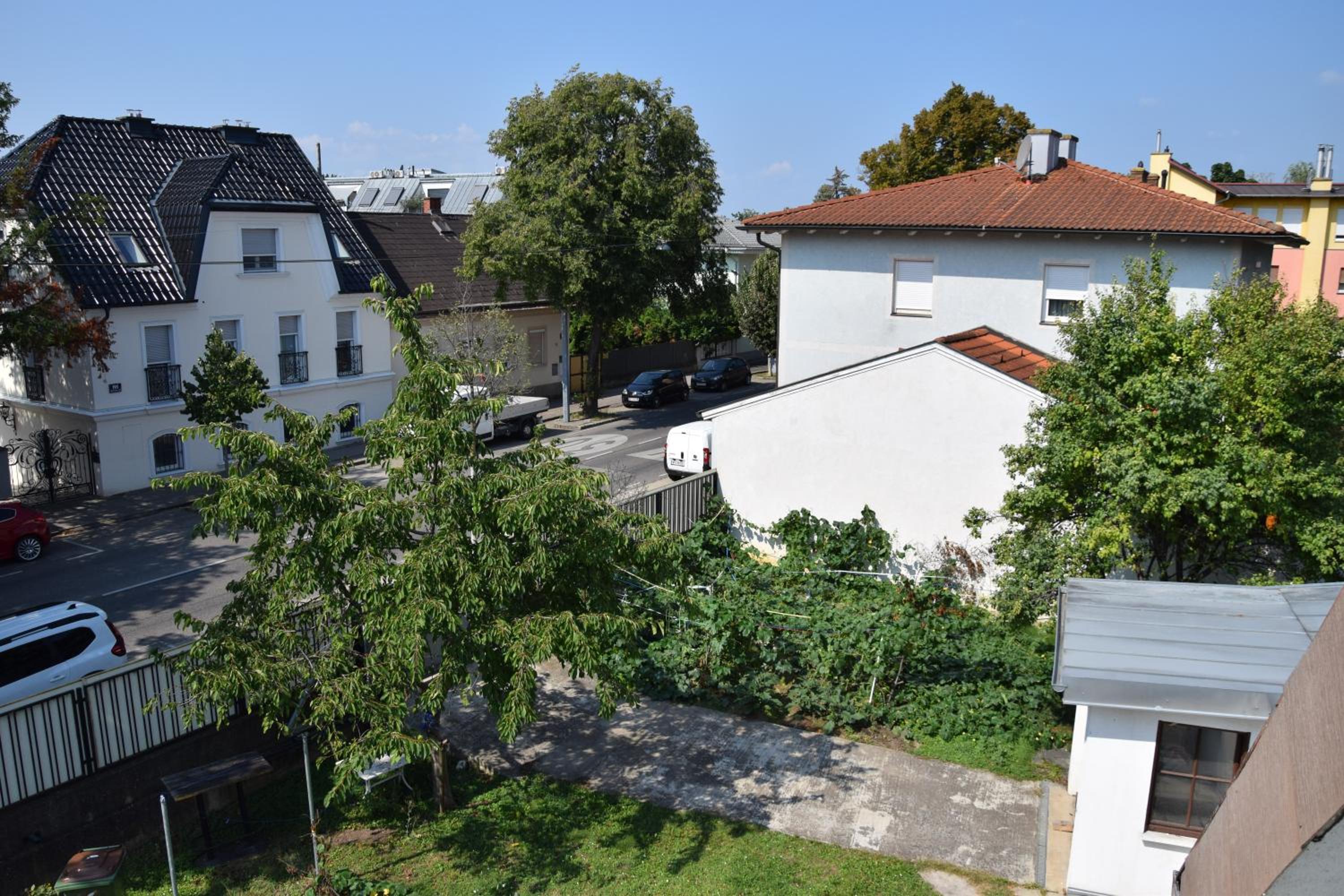 Central-Vintage Villa with free Parking and 5min walk to Metro