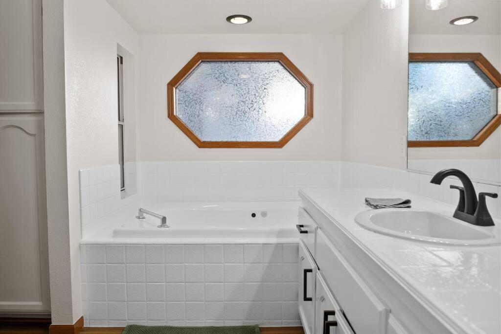 Delightful 3-bedroom cabin with hot tub view 5