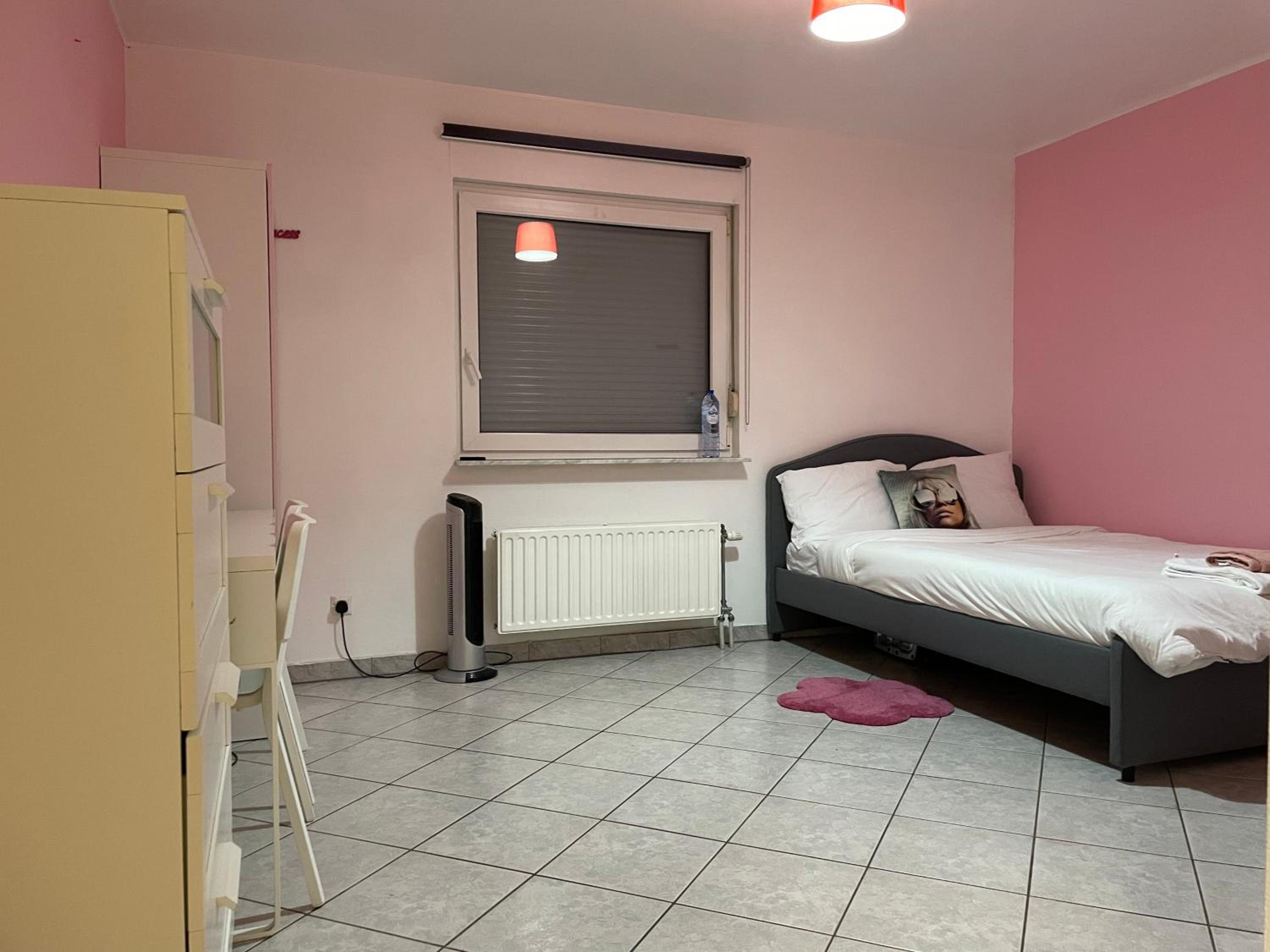 Large Room in Schuttrange Free Parking 10mins to Airport Excellent Customer Services