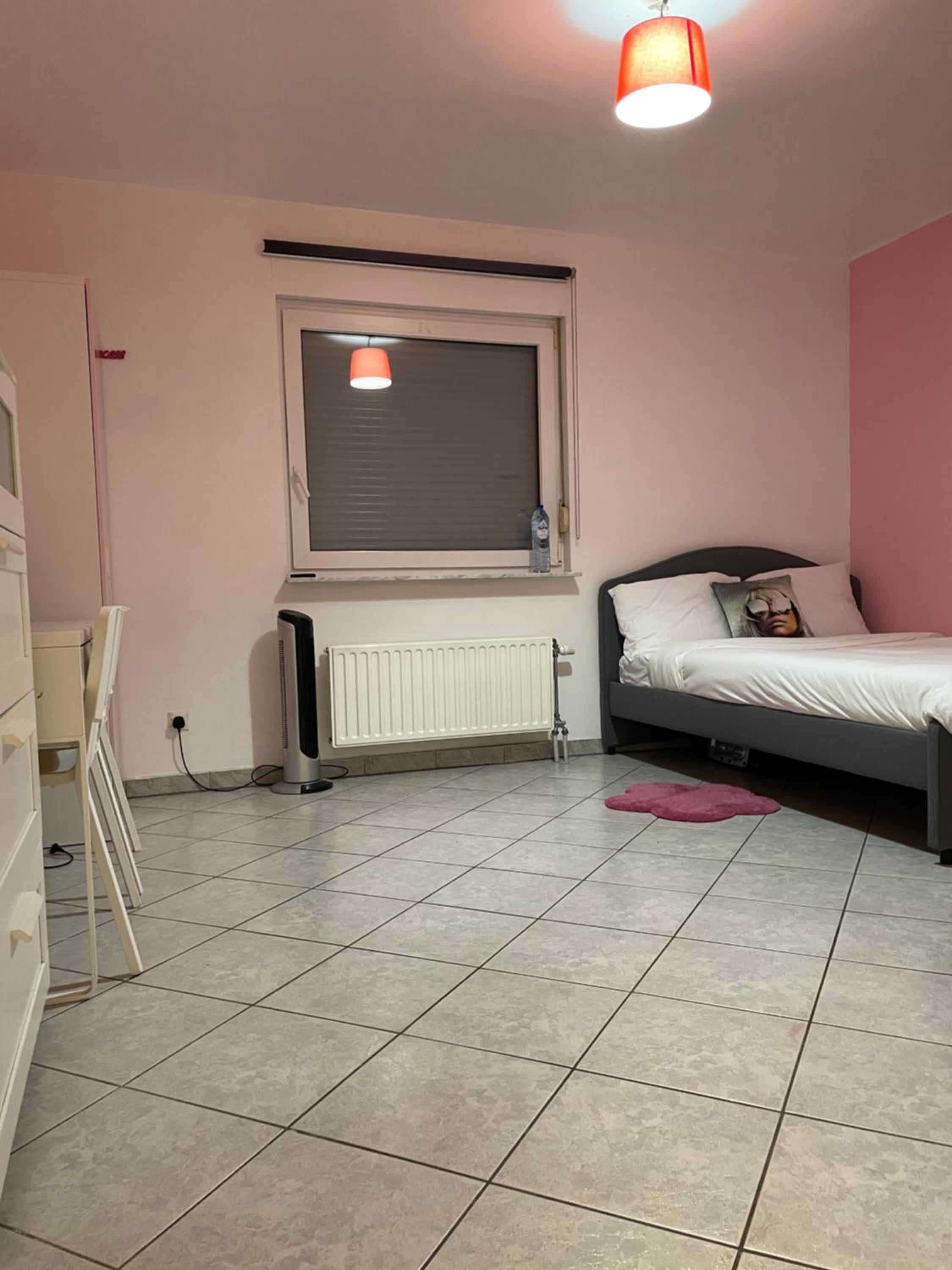 Large Room in Schuttrange Free Parking 10mins to Airport Excellent Customer Services
