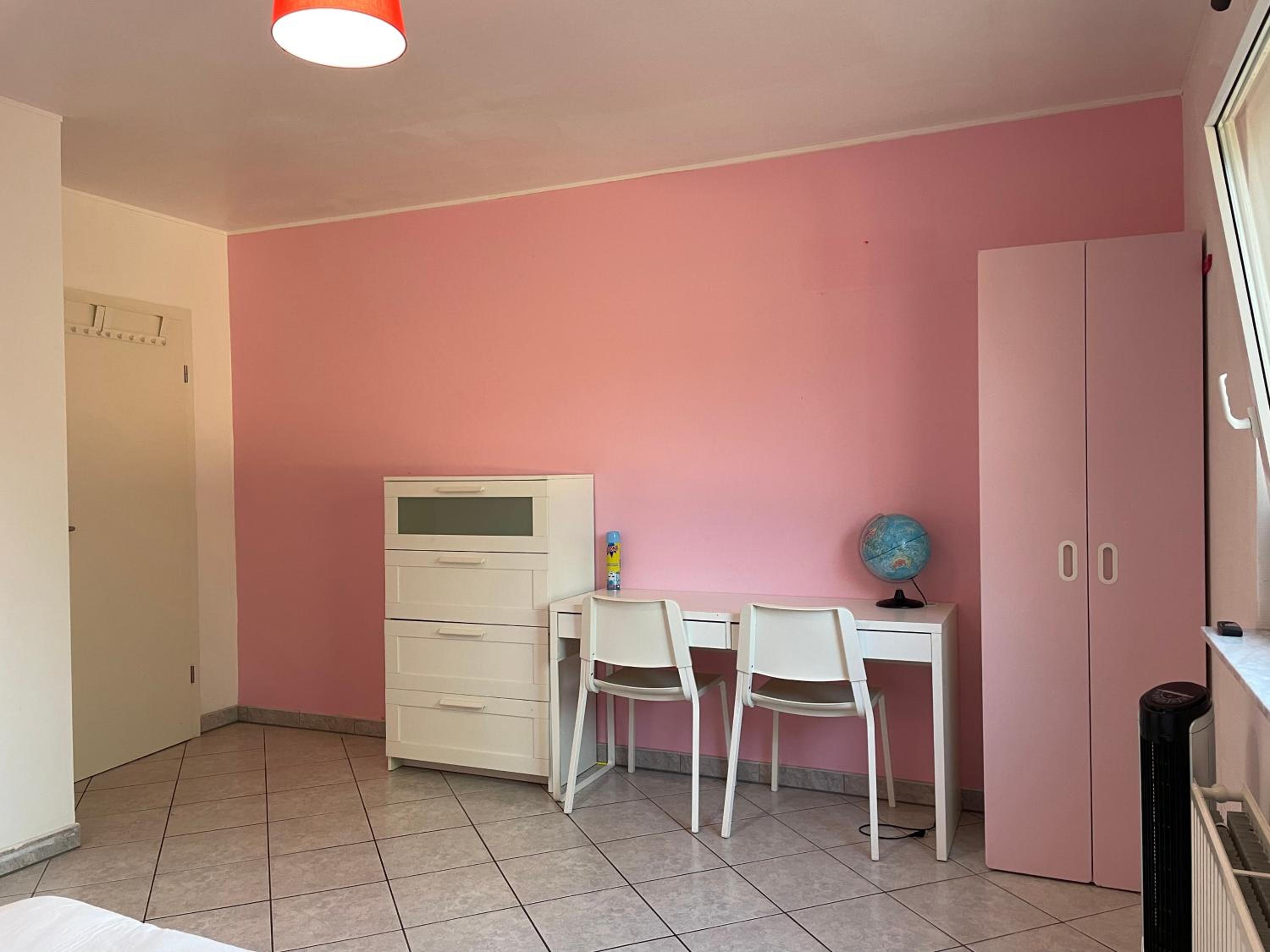 Large Room in Schuttrange Free Parking 10mins to Airport Excellent Customer Services
