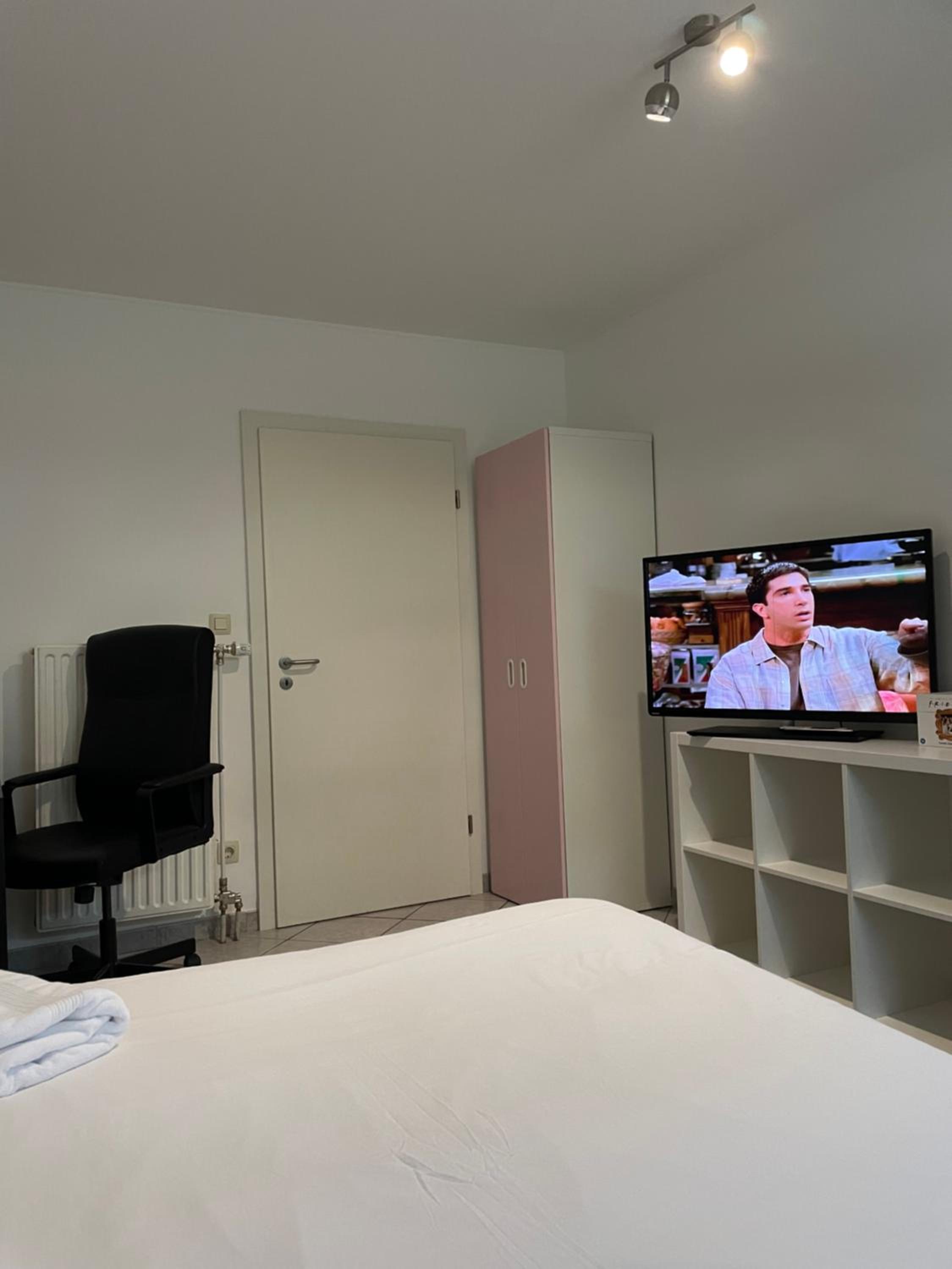 Large Room in Schuttrange Free Parking 10mins to Airport Excellent Customer Services