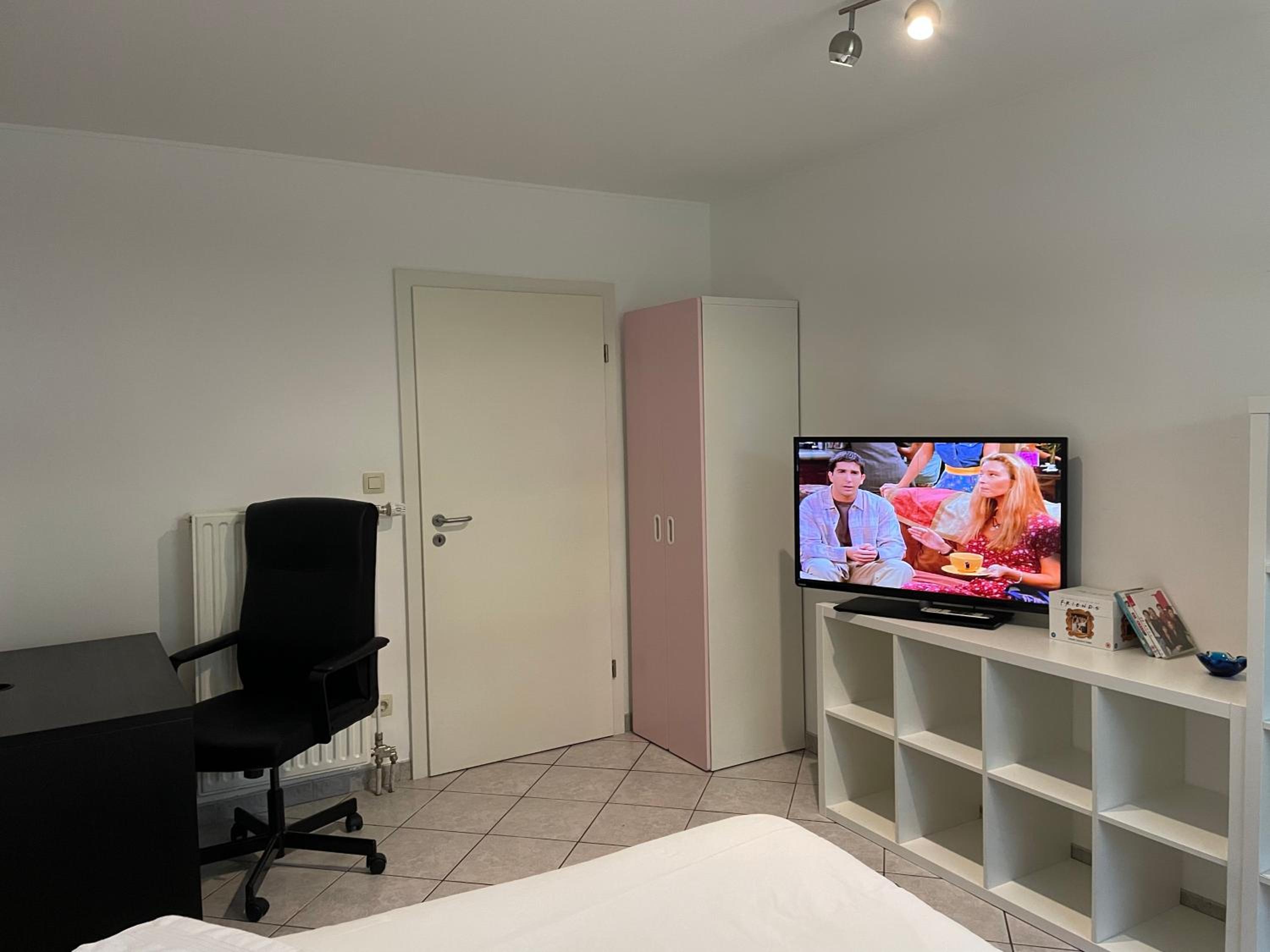 Large Room in Schuttrange Free Parking 10mins to Airport Excellent Customer Services