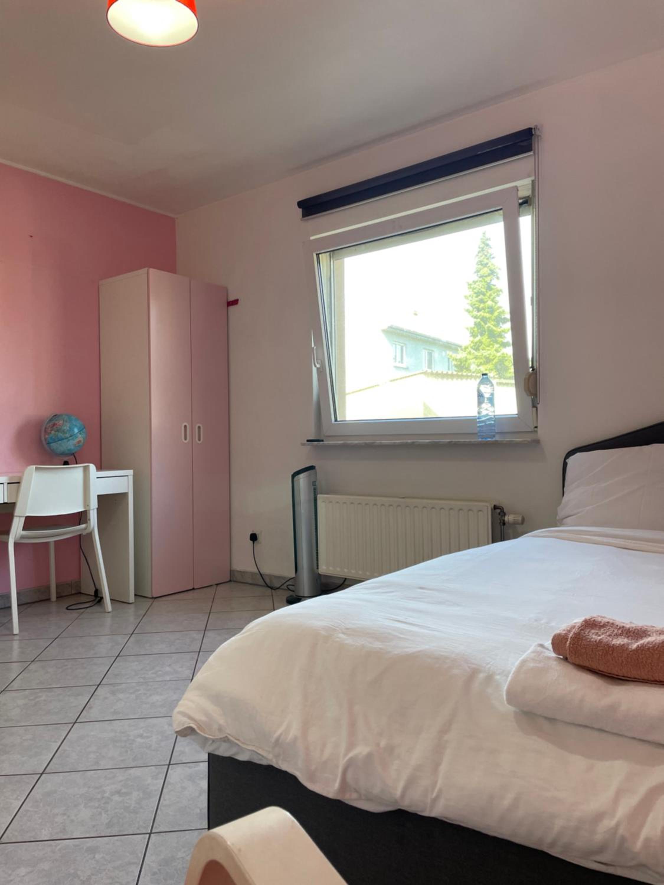 Large Room in Schuttrange Free Parking 10mins to Airport Excellent Customer Services