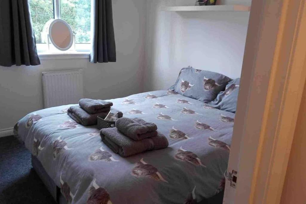 Modern 2 bed flat, private parking & sec entry view 5