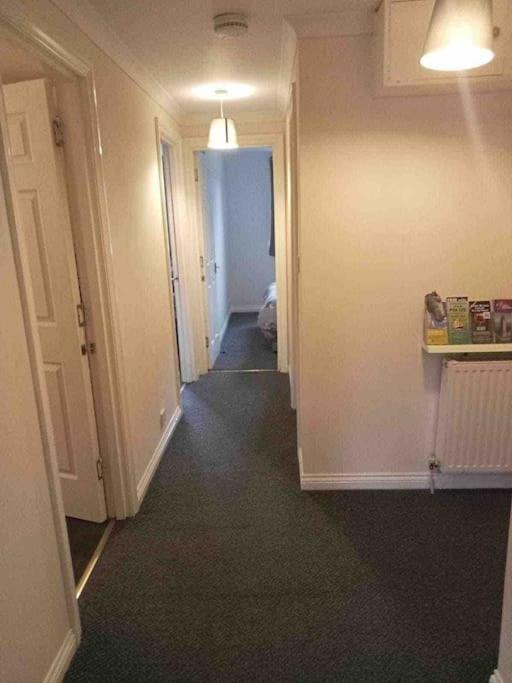 Modern 2 bed flat, private parking & sec entry view 3
