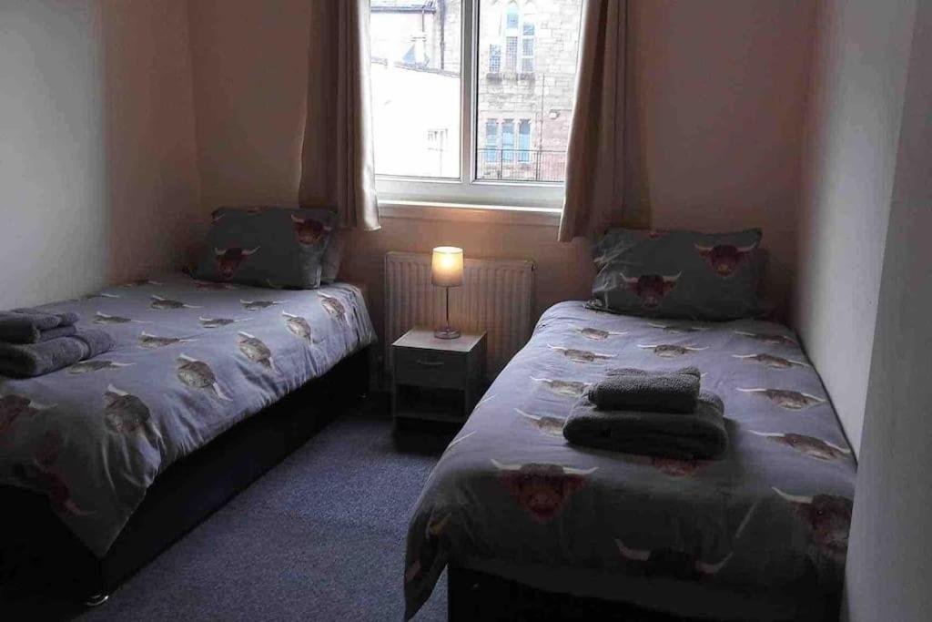 Modern 2 bed flat, private parking & sec entry view 2