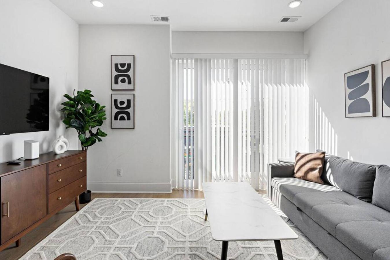 3 Miles to Downtown Broadway Bars - Walk to Coffee from Condo view 3