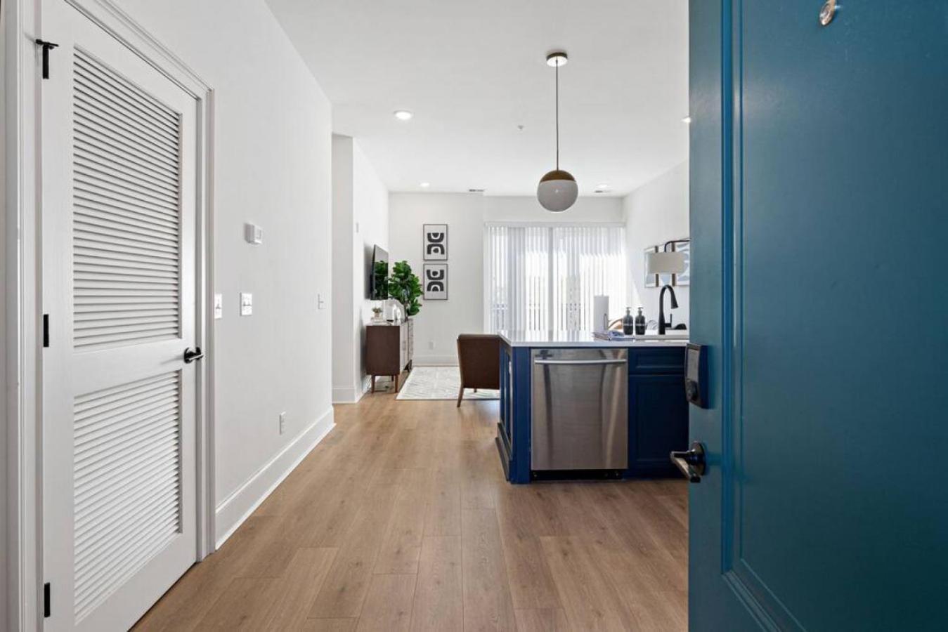 3 Miles to Downtown Broadway Bars - Walk to Coffee from Condo view 4