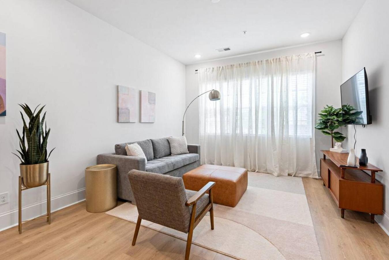 Condo with Free Parking, 3 miles Downtown, near Restaurants view 2