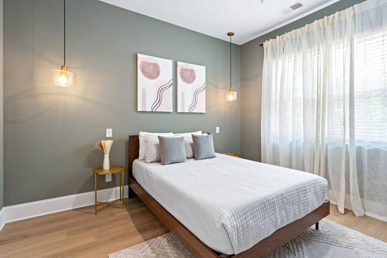 Condo with Free Parking, 3 miles Downtown, near Restaurants view 3