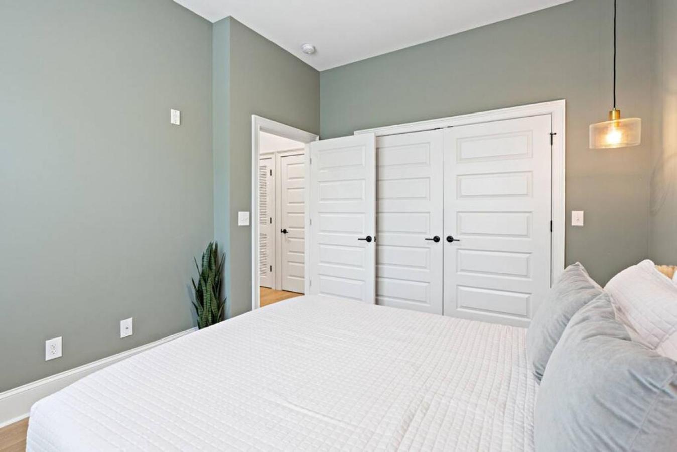 Condo with Free Parking, 3 miles Downtown, near Restaurants view 4