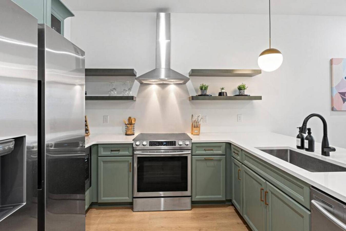 Condo with Free Parking, 3 miles Downtown, near Restaurants view 5