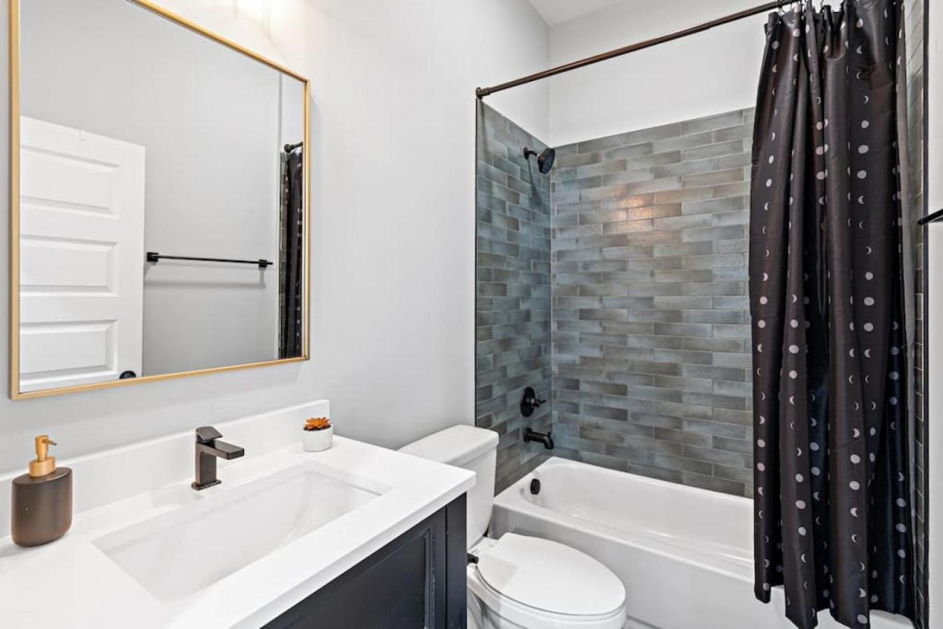 Photograph supplied for Luxury Design Condo, Close to Downtown Broadway & Coffee