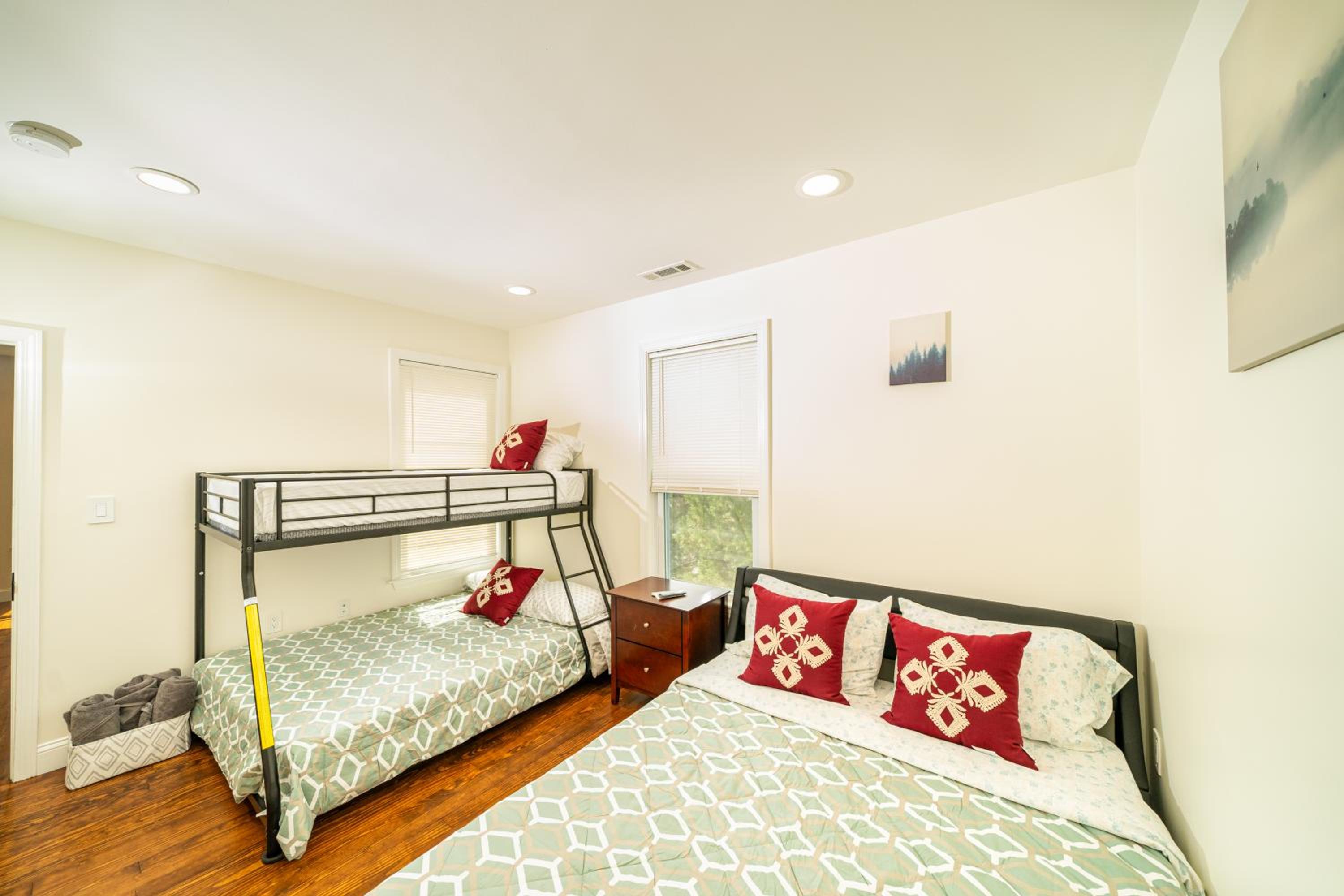 988-Cozy, Lovely and Renovated 4BR-2BA apartment in Boston view 2