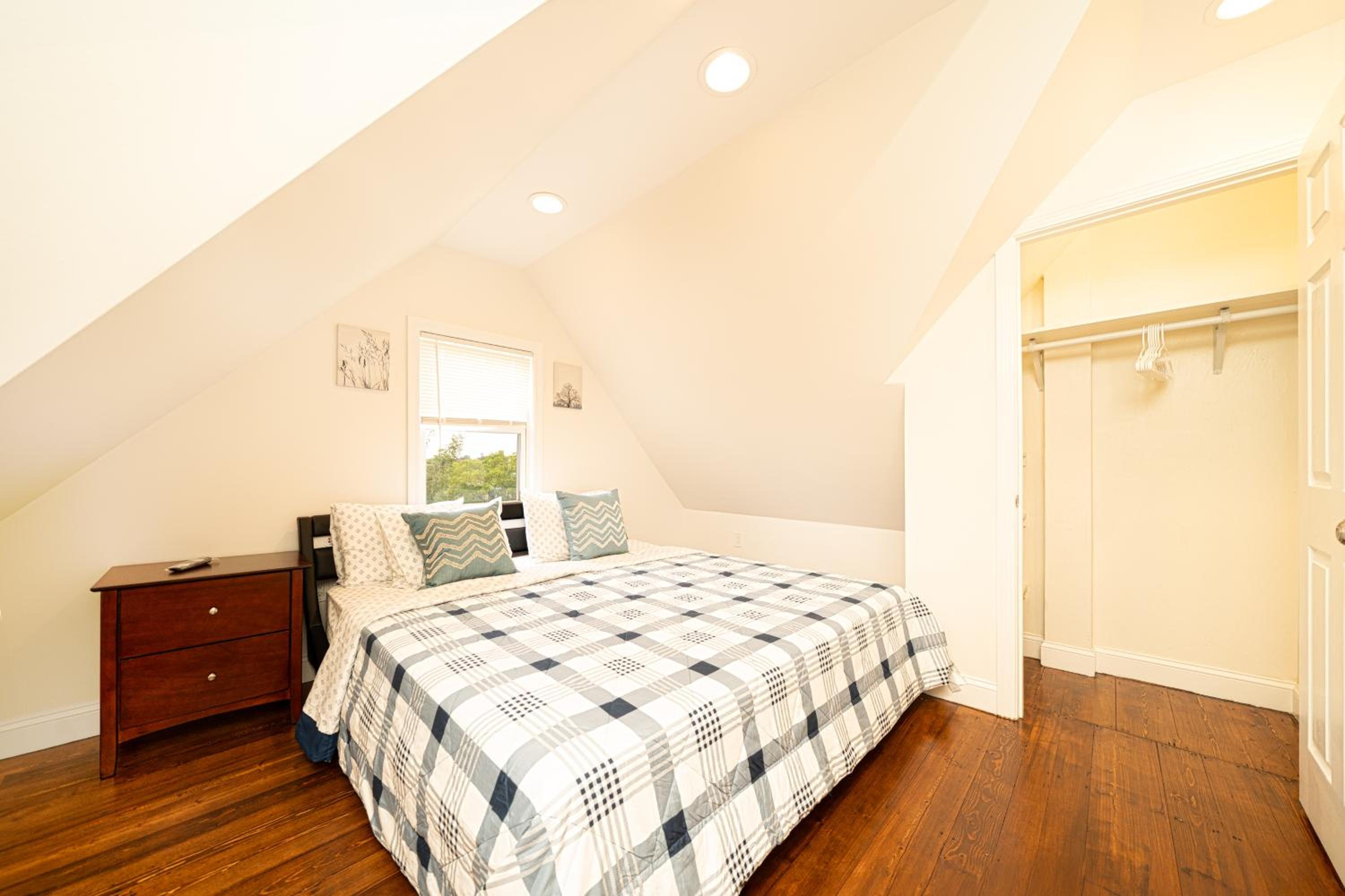 988-Cozy, Lovely and Renovated 4BR-2BA apartment in Boston view 5