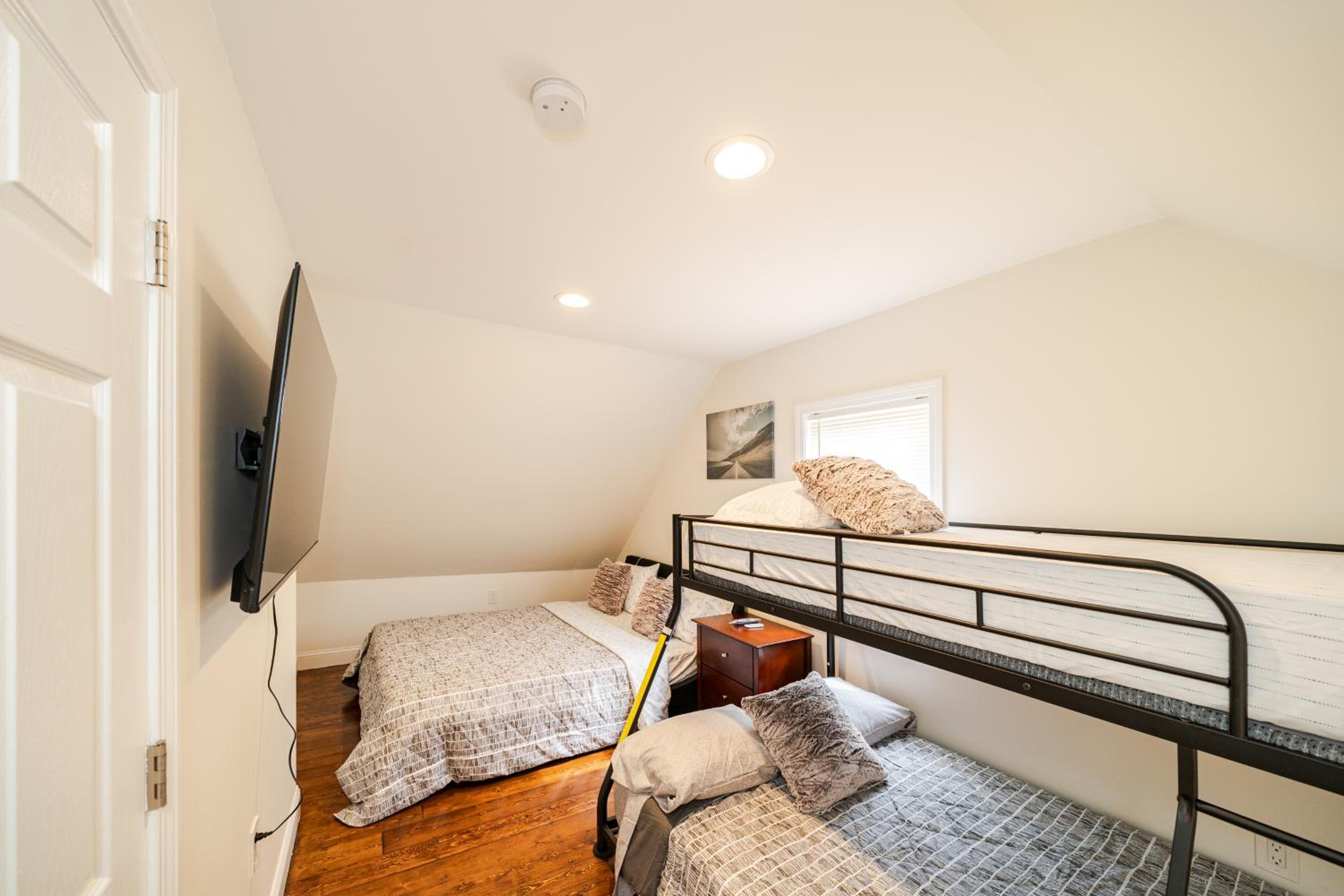 988-Cozy, Lovely and Renovated 4BR-2BA apartment in Boston view 3
