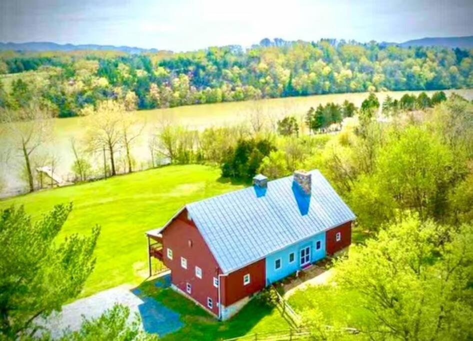 Hotel The Barn At Evermore: Riverfront Retreat W/hot Tub