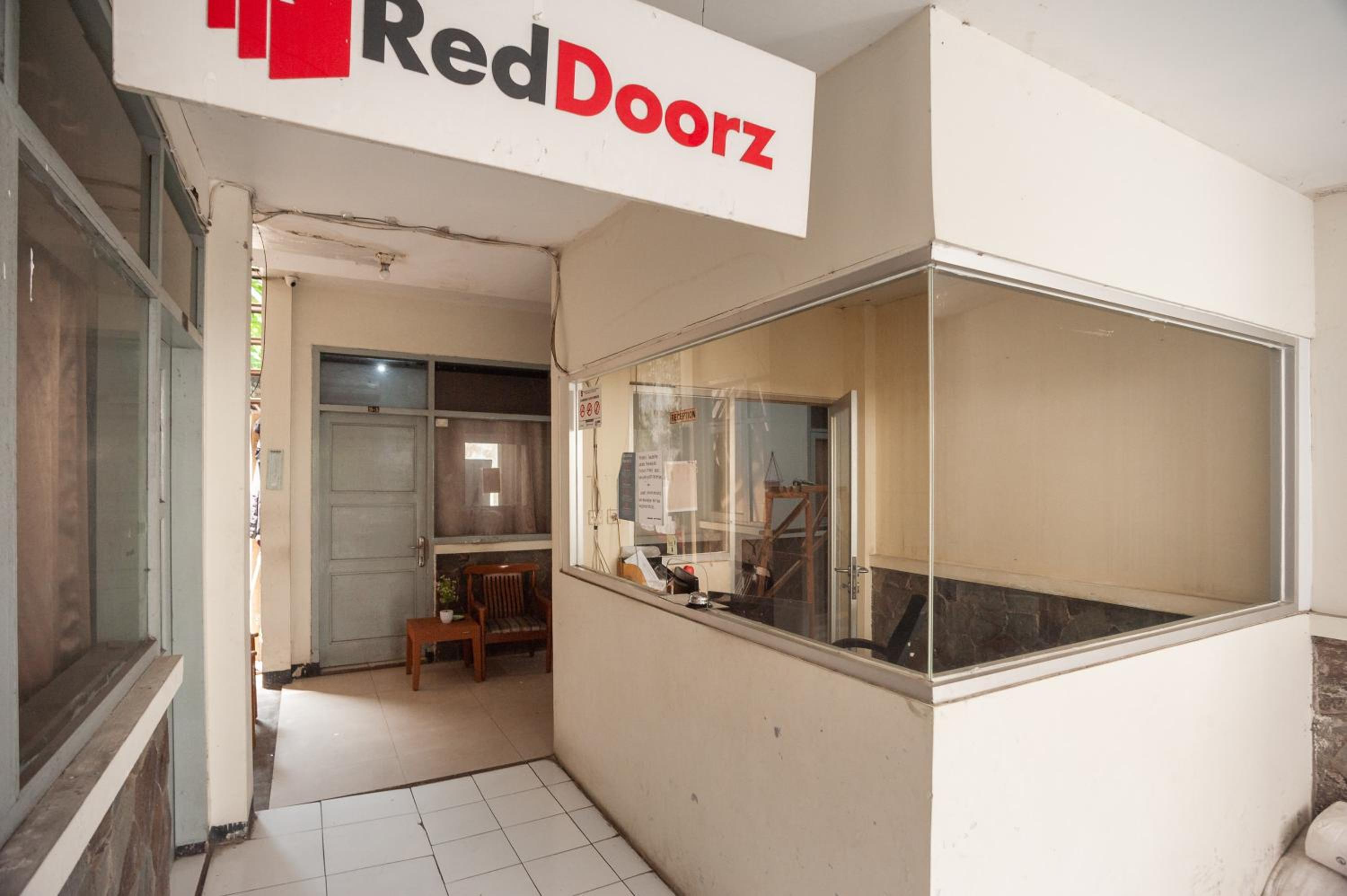 RedDoorz Plus near RS PMI Bogor