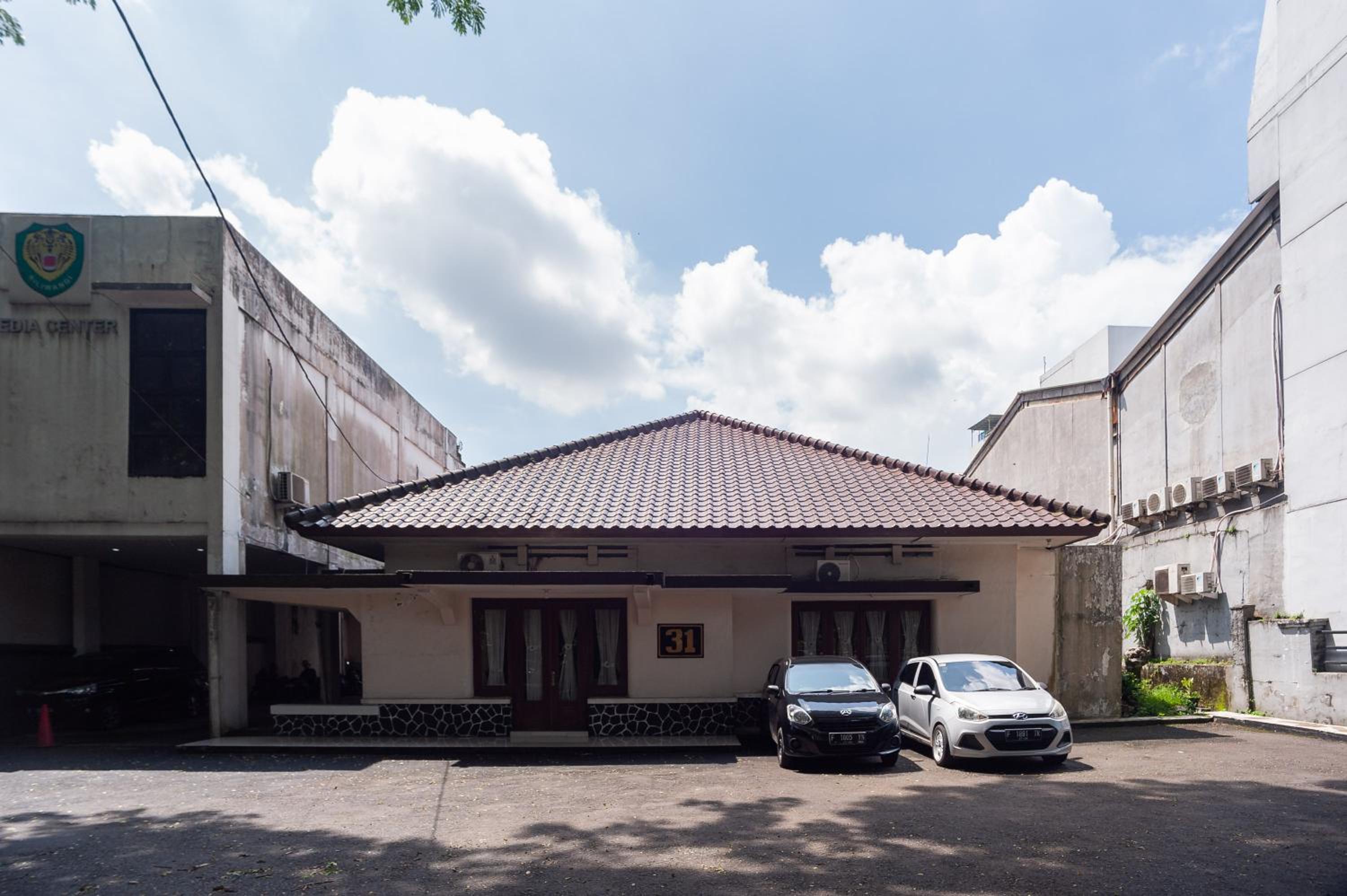 RedDoorz Plus near RS PMI Bogor