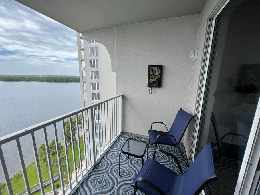 Huge Pool, Sunrise Lakeview 12th floor near Disney