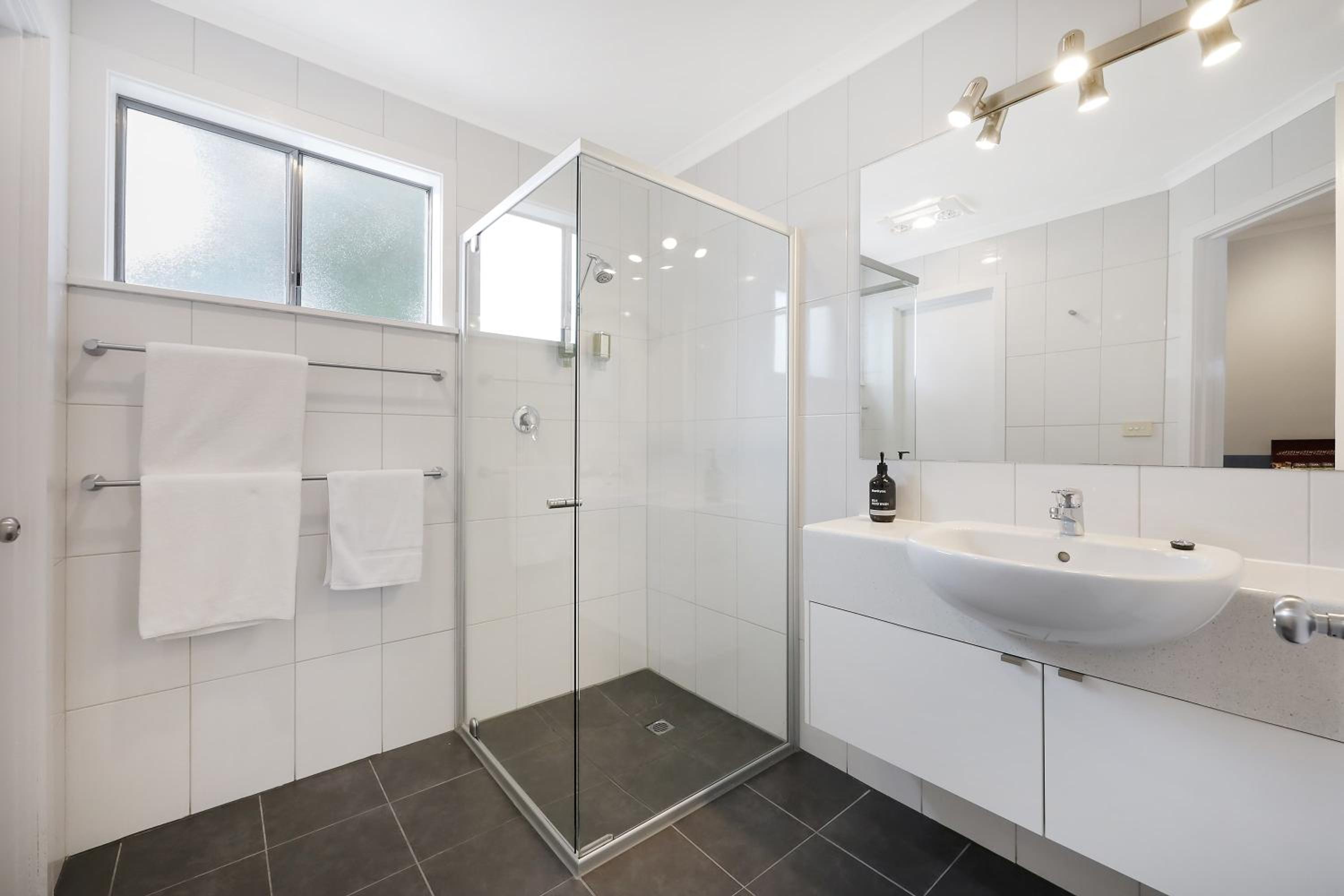 Hamilton Vacations - Hamilton Townhouse Motel - Property Image 2