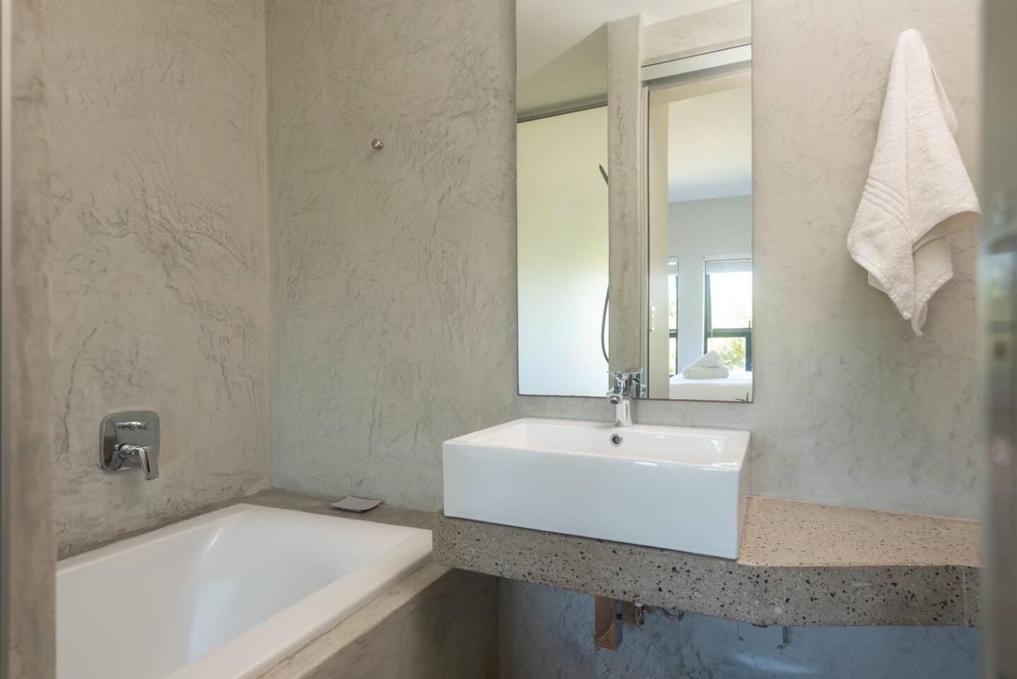 Refined 3 Bedroom Apartment Princes Grant view 3