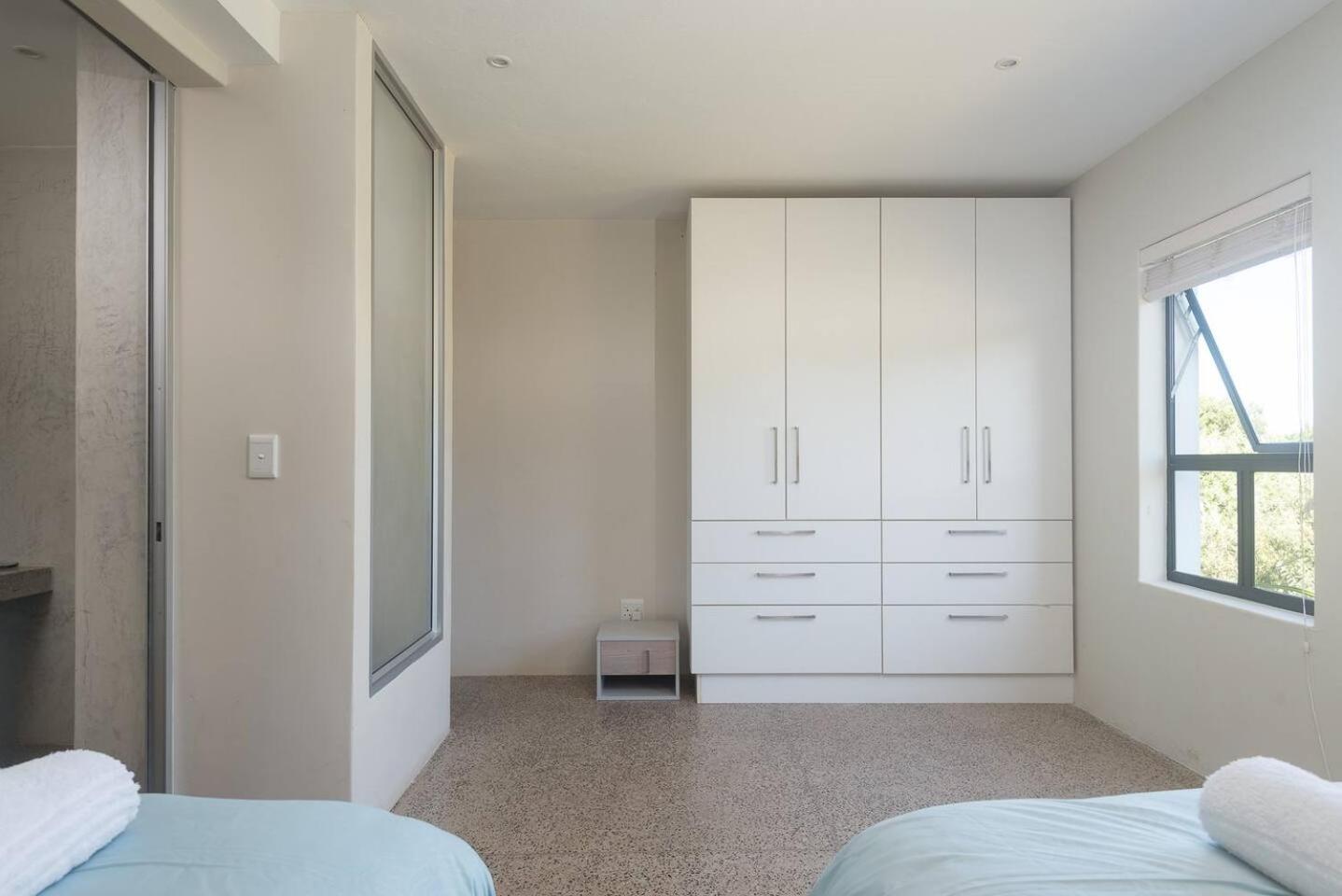 Refined 3 Bedroom Apartment Princes Grant view 5