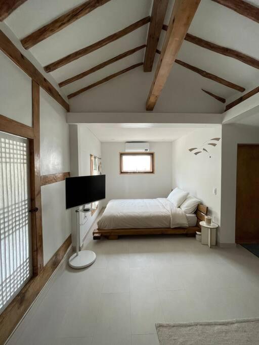 Bow Hanok House view 4
