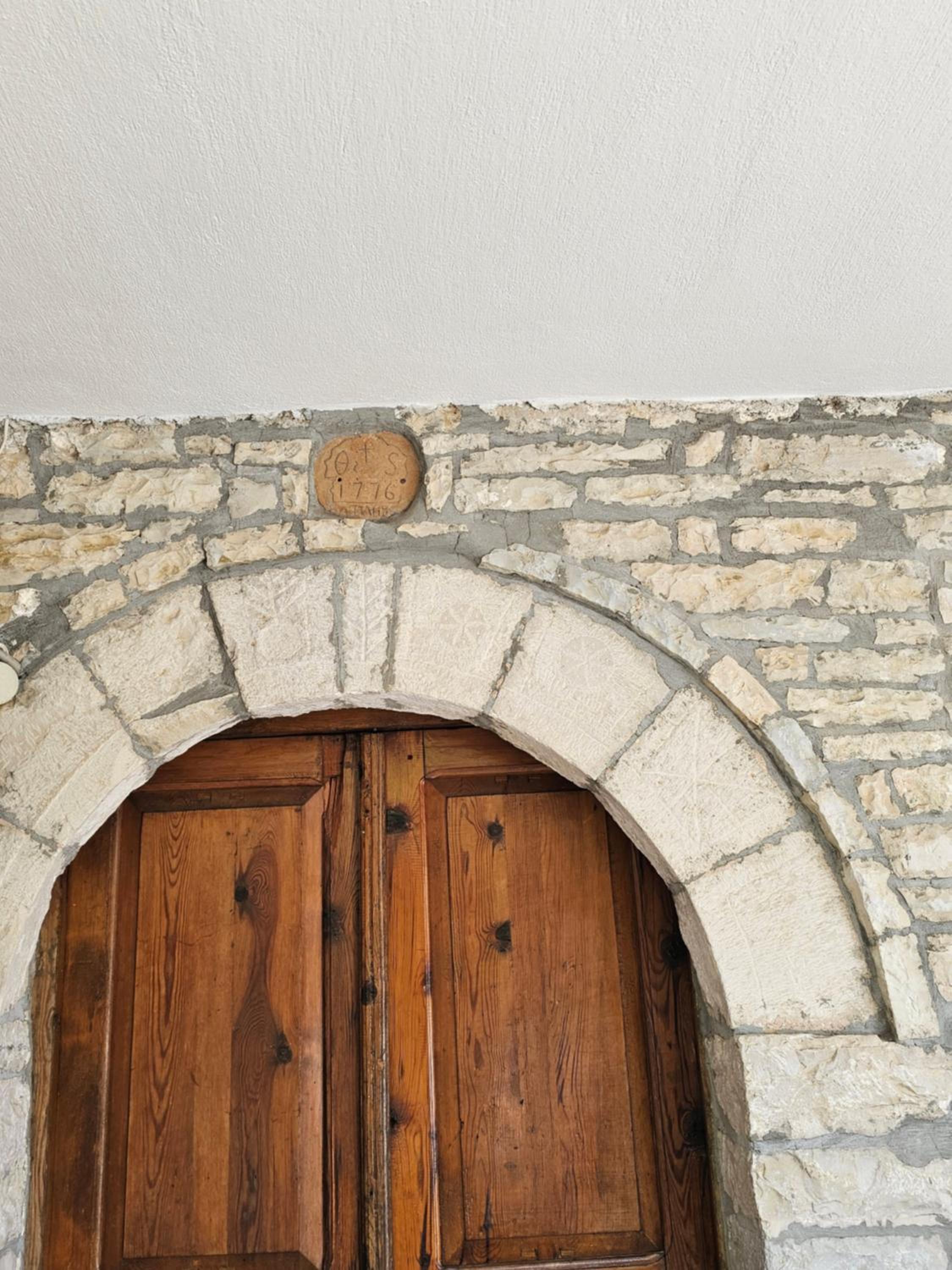 Traditional House Shapllo