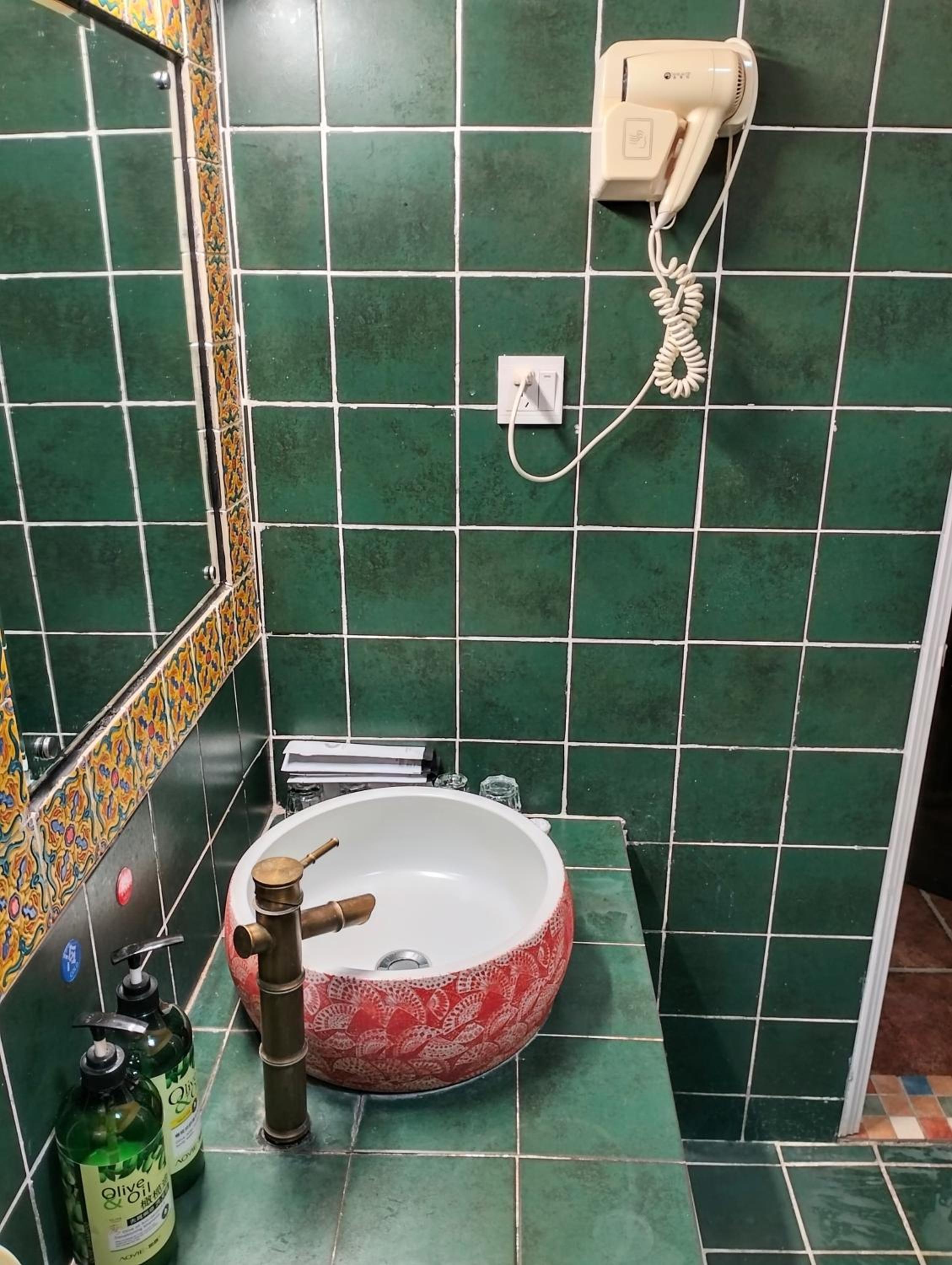 Yangshuo Eden's Social Guesthouse - Wake up to a hearty Western breakfast & fresh craft coffee & night beers & outdoor activities