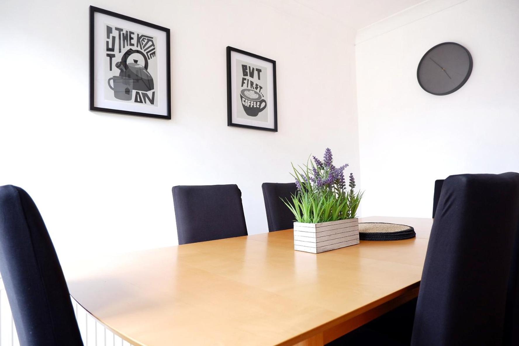 Spacious 4-Bed House - Guests 7, Parking & High-Speed Wi-Fi