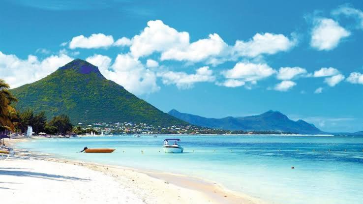 Azure 4 Bedrooms Haven Retreat: Where Tranquility Meets Turquoise Waters, Flic en Flac Mauritius view 4