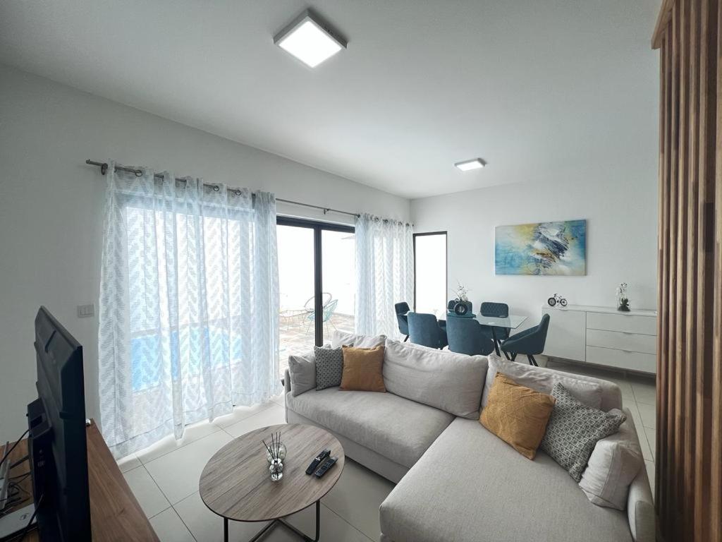 Azure 4 Bedrooms Haven Retreat: Where Tranquility Meets Turquoise Waters, Flic en Flac Mauritius view 2
