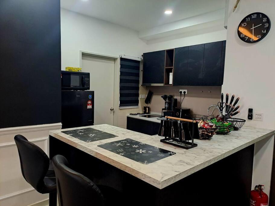 Eclipse Retreat Homestay, Southville City - 3 Bedrooms Apartment with Wifi, Netlix, Aircond, Pool, Gym & Car Paking photo 3