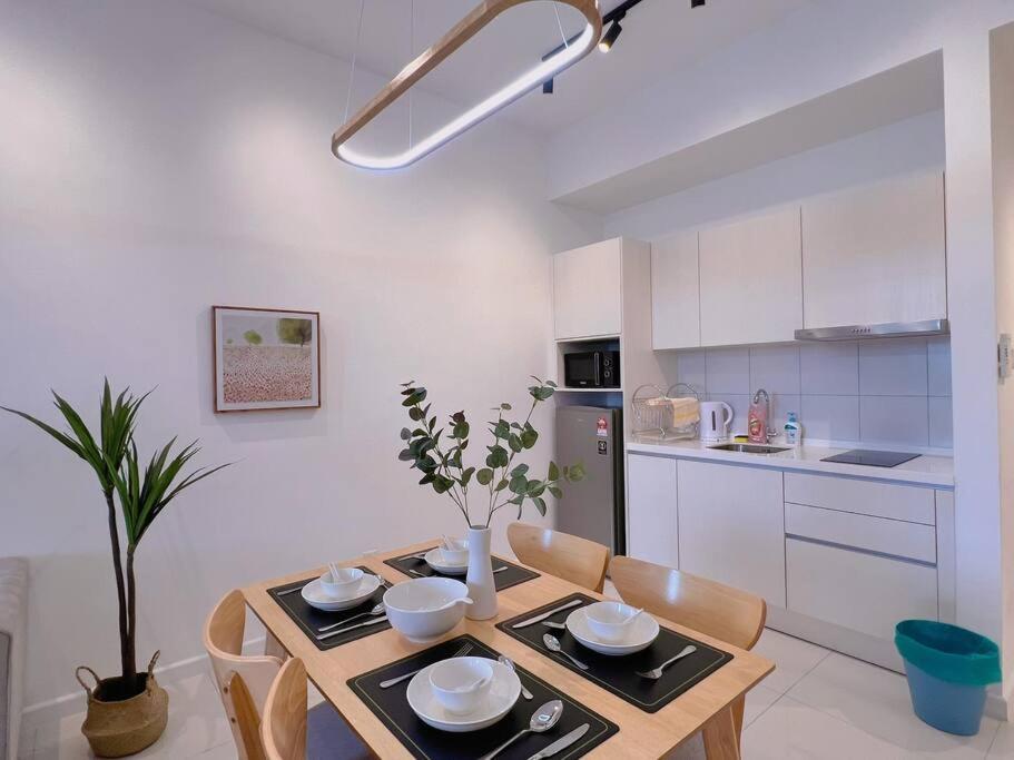 Spacious Connecting Room 4px, Chambers Residence KL, Walking Distance to LRT, MRT, Sunway Putra Mall & PWTC
