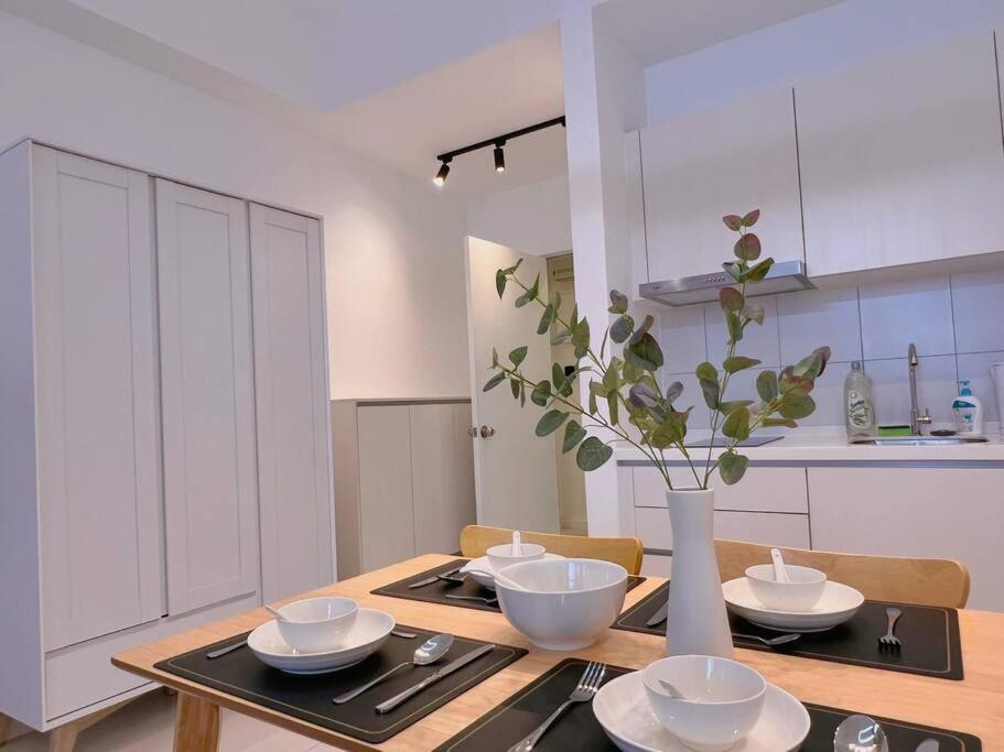 Spacious Connecting Room 4px, Chambers Residence KL, Walking Distance to LRT, MRT, Sunway Putra Mall & PWTC