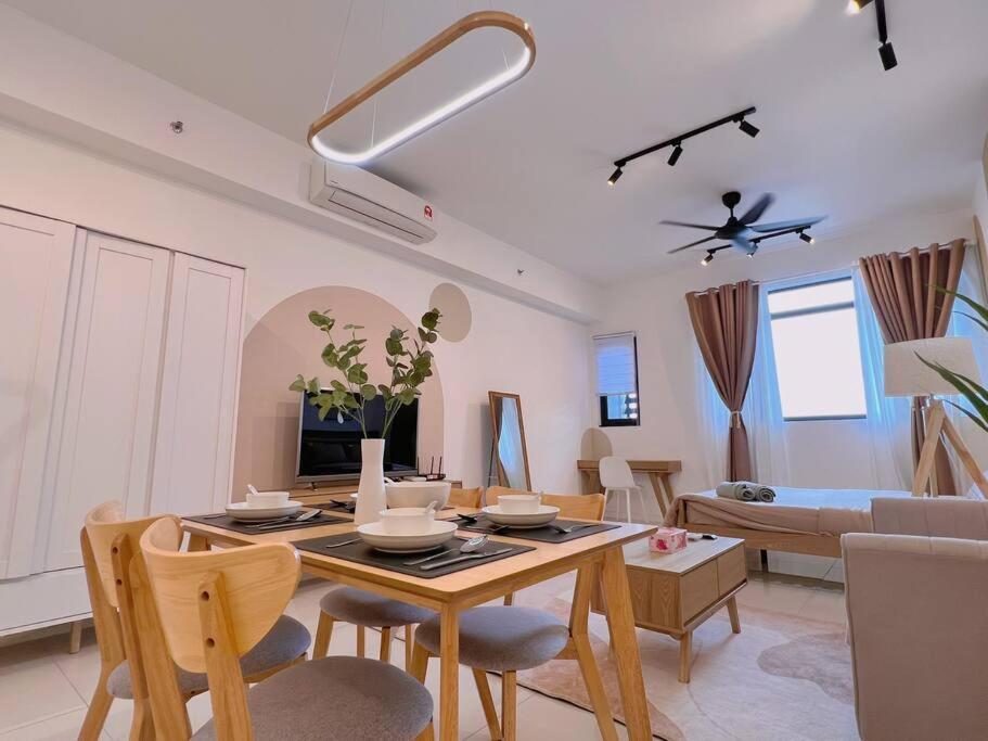 Spacious Connecting Room 4px, Chambers Residence KL, Walking Distance to LRT, MRT, Sunway Putra Mall & PWTC