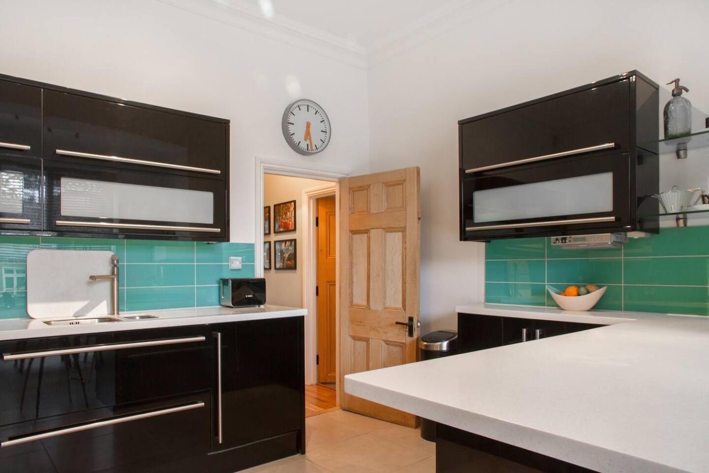 Bright & spacious modern 2 bedroom apartment