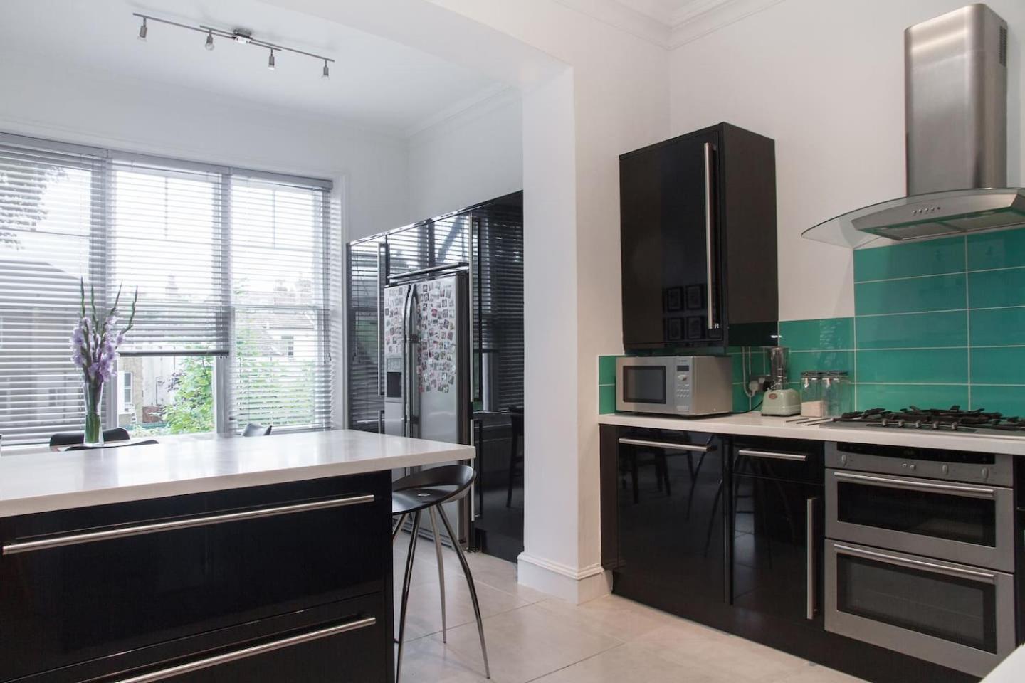 Bright & spacious modern 2 bedroom apartment
