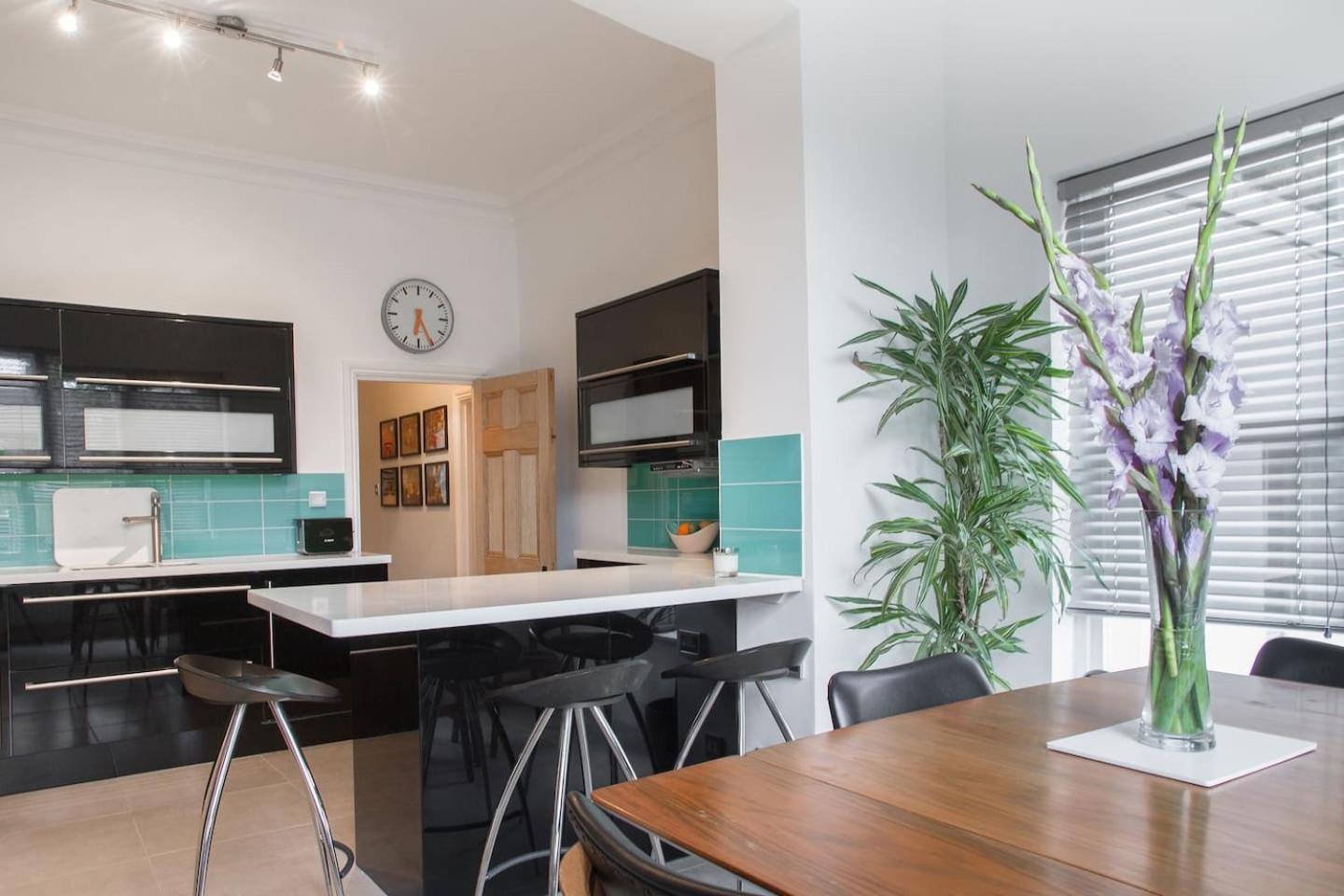 Bright & spacious modern 2 bedroom apartment