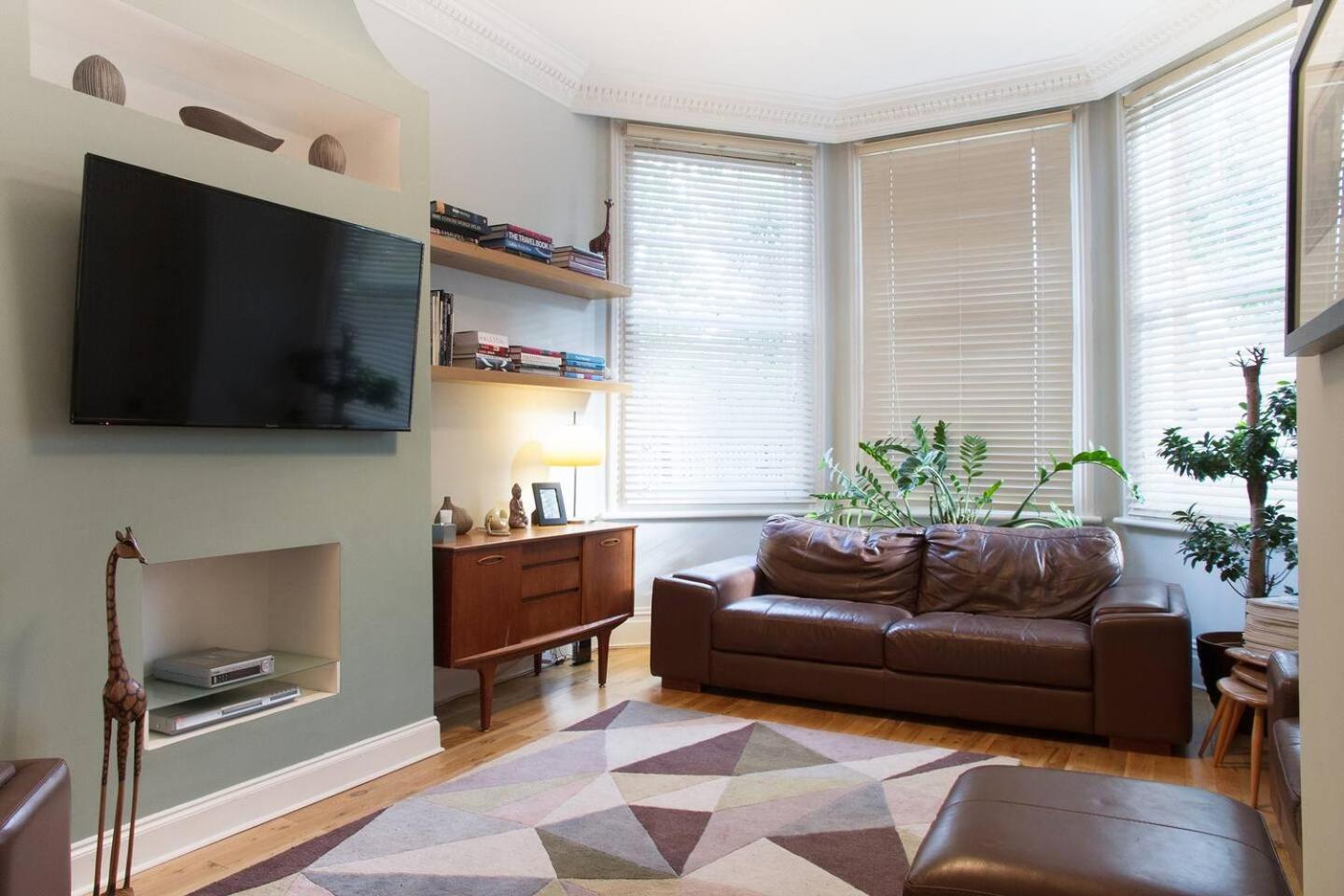 Bright & spacious modern 2 bedroom apartment