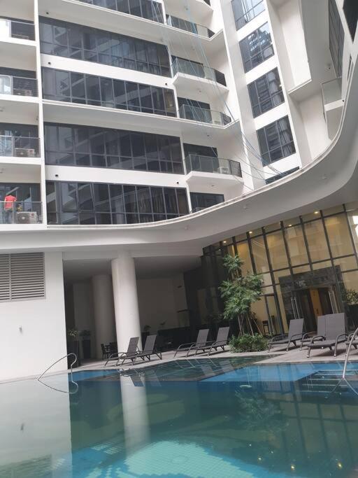 Beautiful High End Condo in City Center, Manila view 2