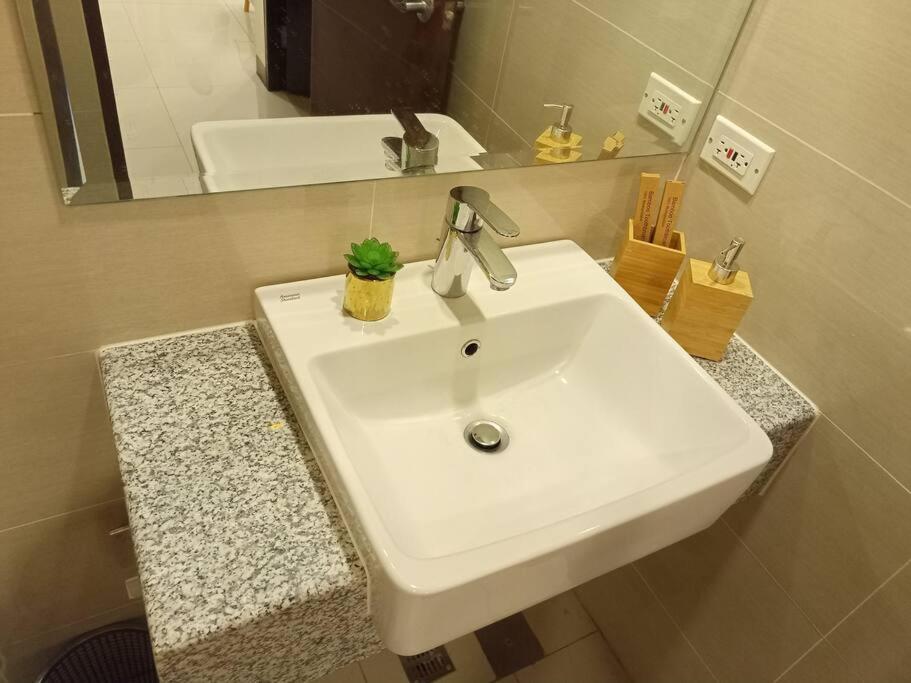 Beautiful High End Condo in City Center, Manila view 3