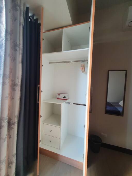 Beautiful High End Condo in City Center, Manila view 4