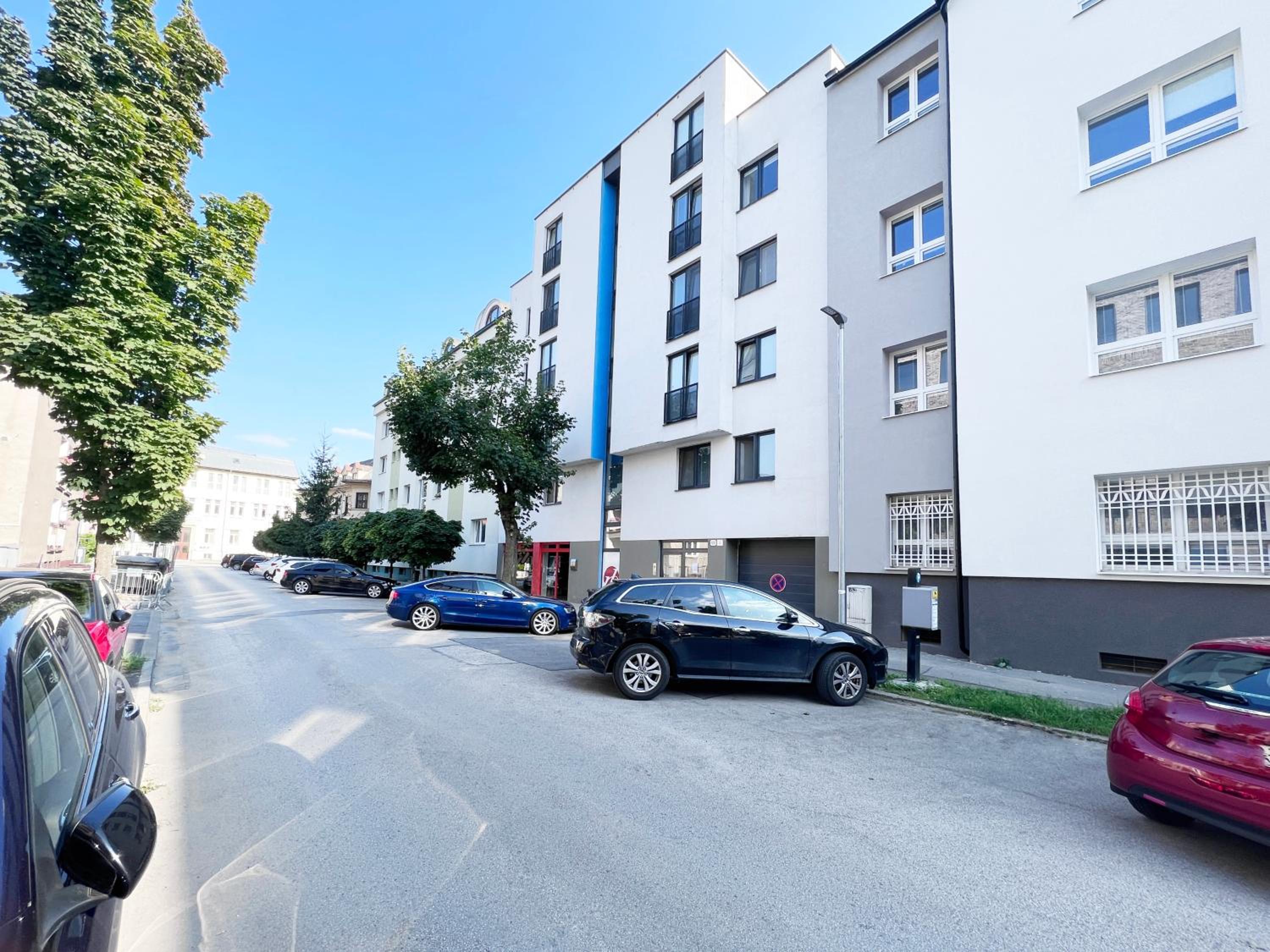 City center apartment with nice balcony view 3